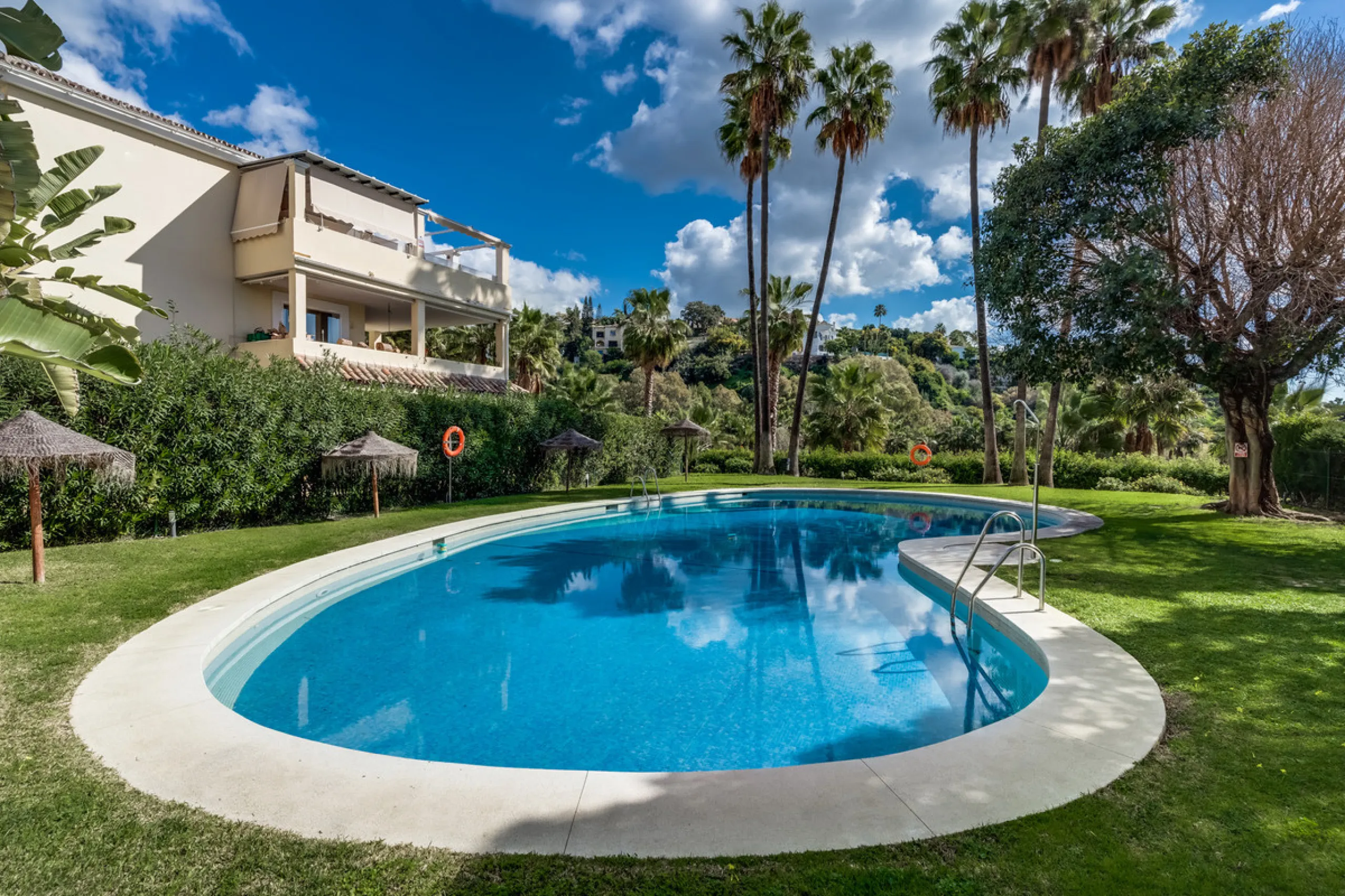 Apartment - Middle Floor Apartment в продаже в Benahavís, Málaga. В доме 3 спален и 2 ванных комнат. Площадь дома 136 м²