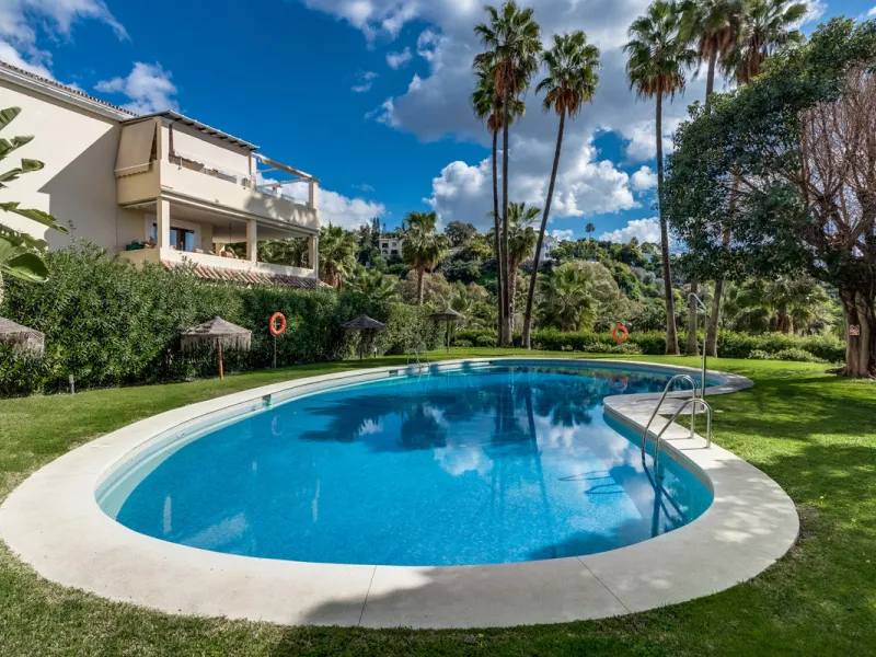 Apartment - Middle Floor Apartment в продаже в Benahavís, Málaga. В доме 3 спален и 2 ванных комнат. Площадь дома 136 м²