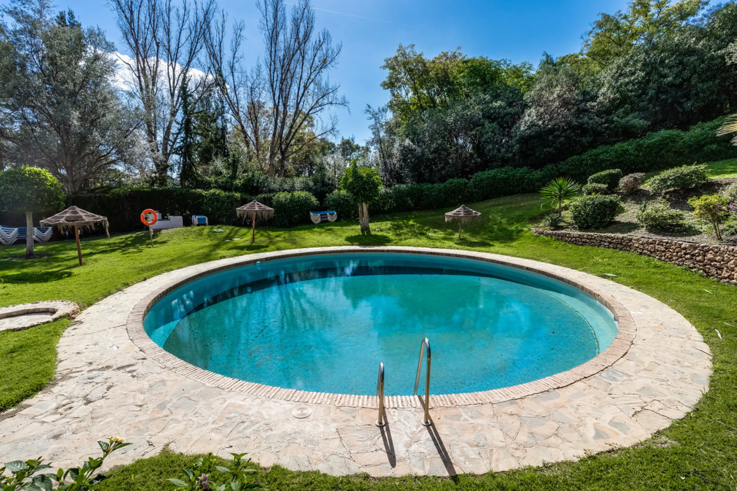 Apartment - Middle Floor Apartment в продаже в Benahavís, Málaga. В доме 3 спален и 2 ванных комнат. Площадь дома 136 м²