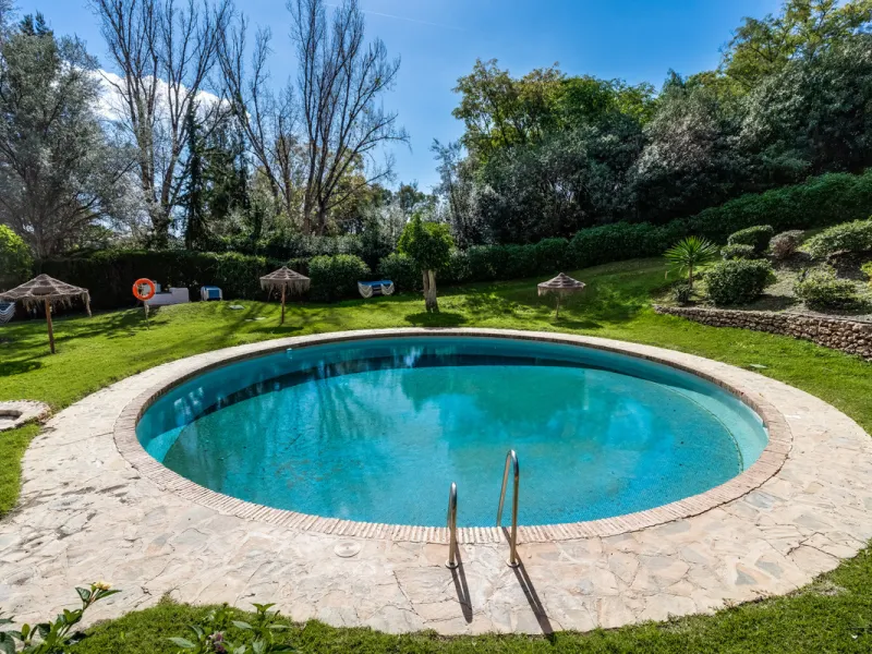Apartment - Middle Floor Apartment в продаже в Benahavís, Málaga. В доме 3 спален и 2 ванных комнат. Площадь дома 136 м²