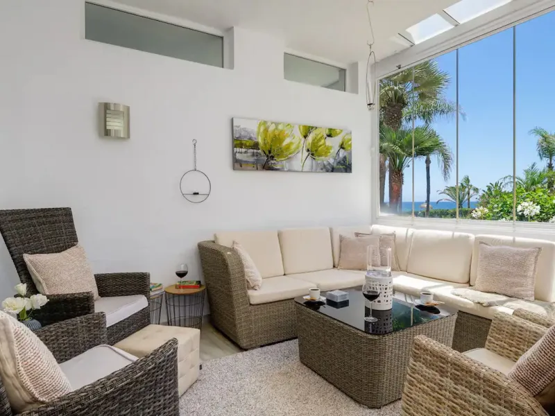 Exceptional beachfront ground floor apartment in the Arruzafa community, right in the heart of La Cala de Mijas. Step directly onto the beach and enjoy morning walks along the promenade, sunset dinners by the sea, and the vibrant village atmosphere just m