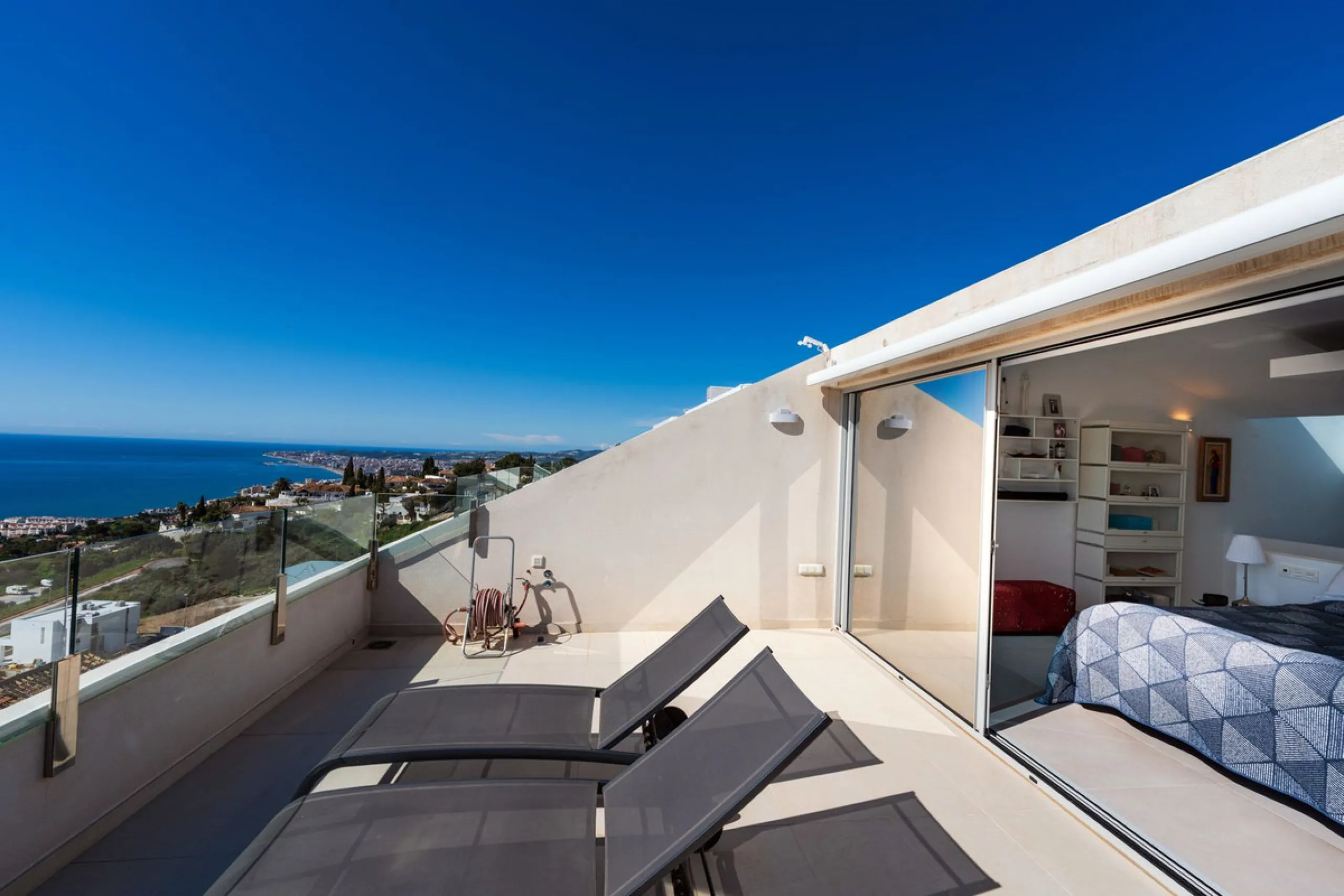 Apartment - Penthouse Duplex в продаже в Benalmadena, Málaga. В доме 3 спален и 2 ванных комнат. Площадь дома 155 м²