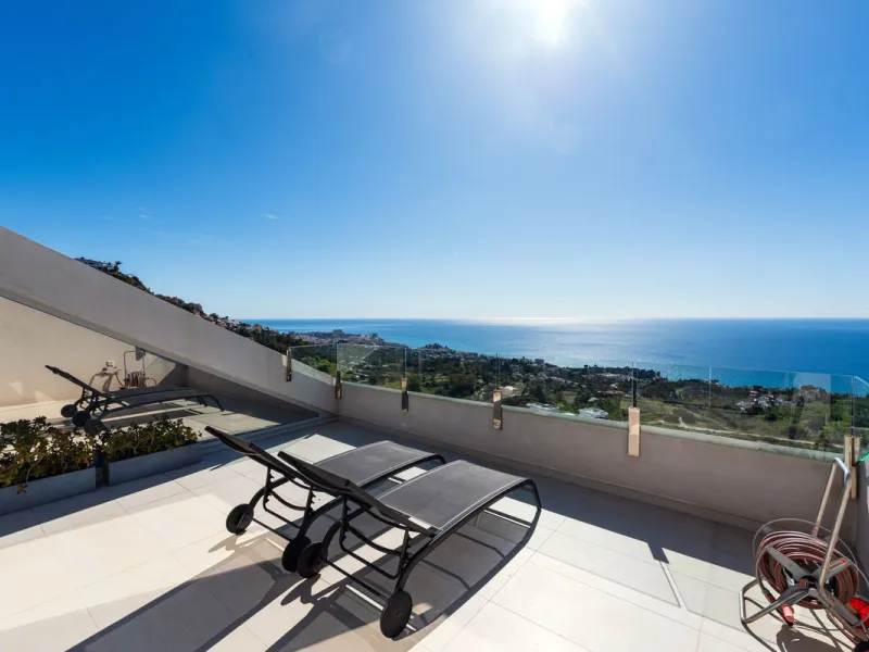 Apartment - Penthouse Duplex в продаже в Benalmadena, Málaga. В доме 3 спален и 2 ванных комнат. Площадь дома 155 м²