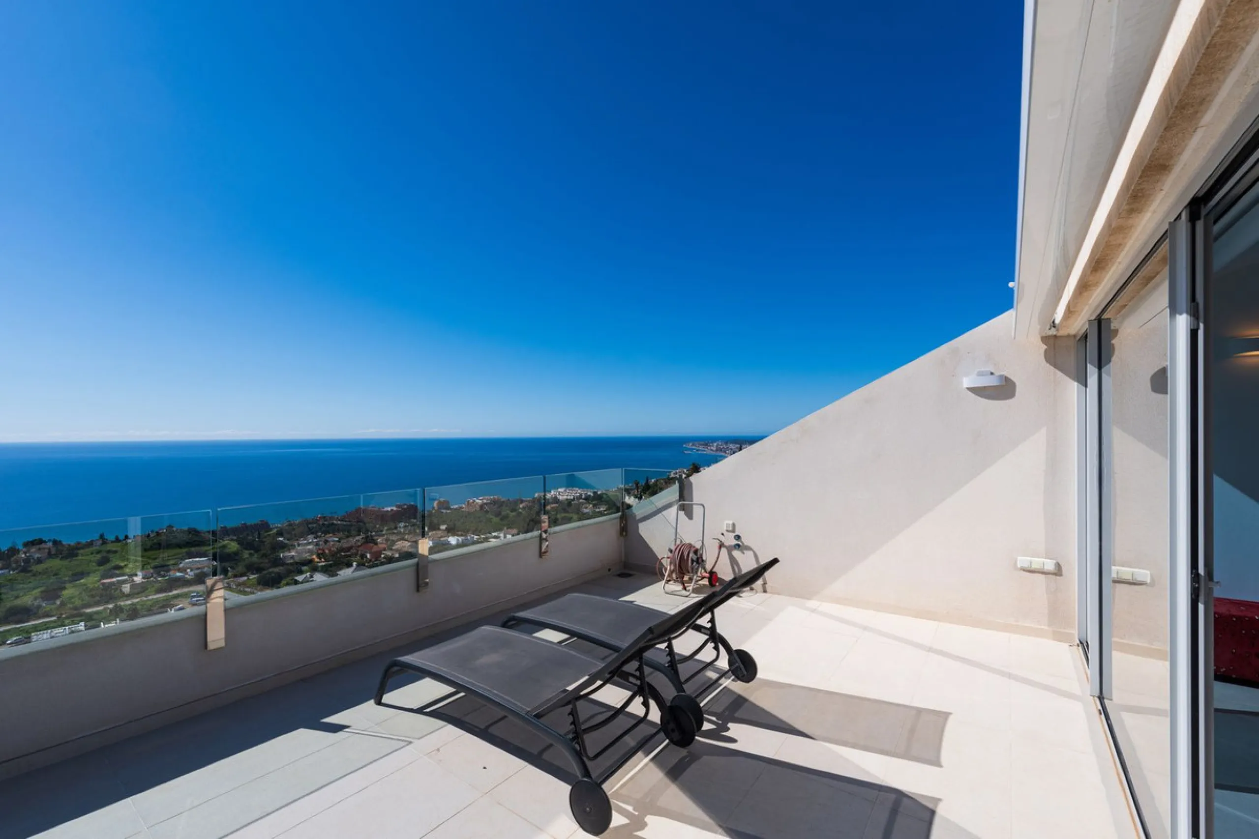 Apartment - Penthouse Duplex в продаже в Benalmadena, Málaga. В доме 3 спален и 2 ванных комнат. Площадь дома 155 м²