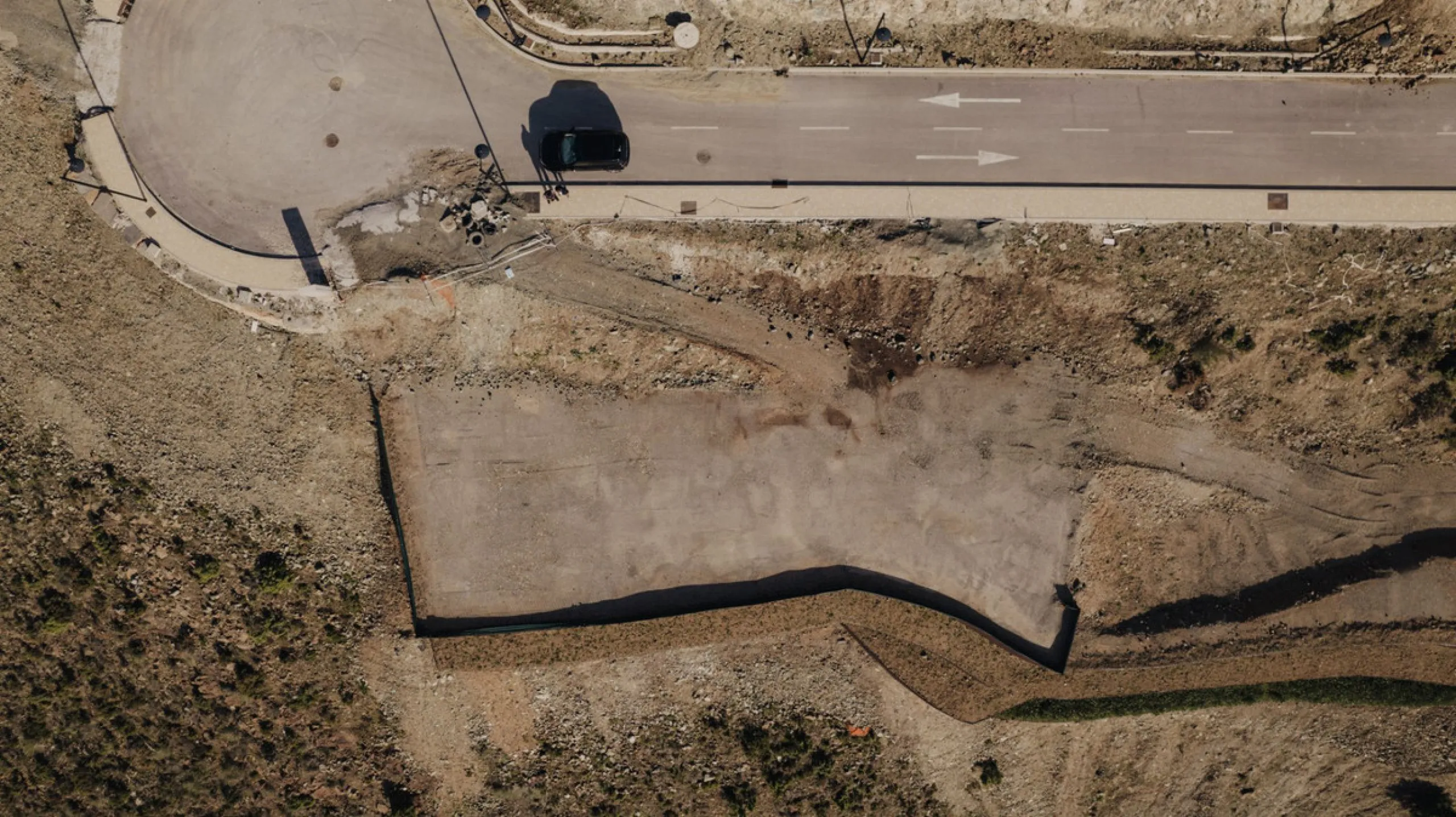 Offering an extraordinary investment opportunity, this 2,200 m² plot sits above the prestigious El Lago Project in Real de La Quinta, within a secure gated country club estate. From this privileged elevated position, owners will enjoy panoramic views of G