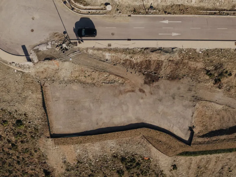 Offering an extraordinary investment opportunity, this 2,200 m² plot sits above the prestigious El Lago Project in Real de La Quinta, within a secure gated country club estate. From this privileged elevated position, owners will enjoy panoramic views of G