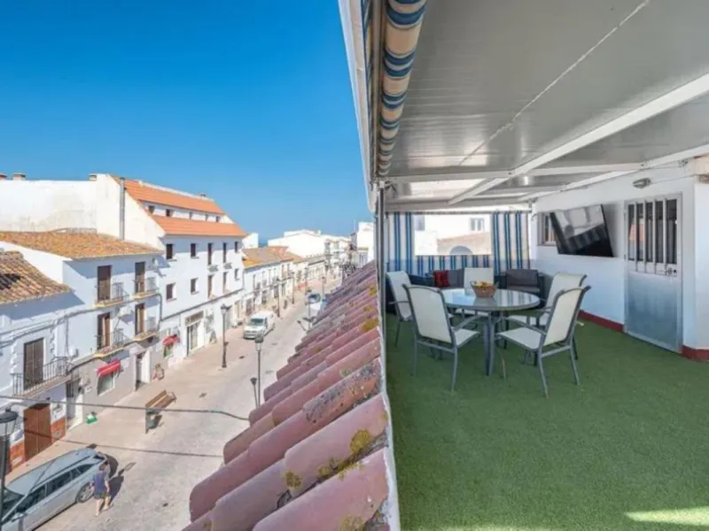 515 m2 building with 5 apartments and 1 fully equipped bar/cafeteria commercial space on Calle Mar, next to the Pharmacy, Tobacco Shop, Lottery Administration, Town Hall, Bars and Shops, in the heart of Manilva Pueblo, renovated in September 2024.
