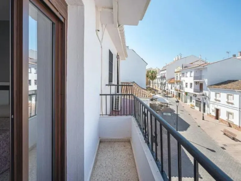 515 m2 building with 5 apartments and 1 fully equipped bar/cafeteria commercial space on Calle Mar, next to the Pharmacy, Tobacco Shop, Lottery Administration, Town Hall, Bars and Shops, in the heart of Manilva Pueblo, renovated in September 2024.
