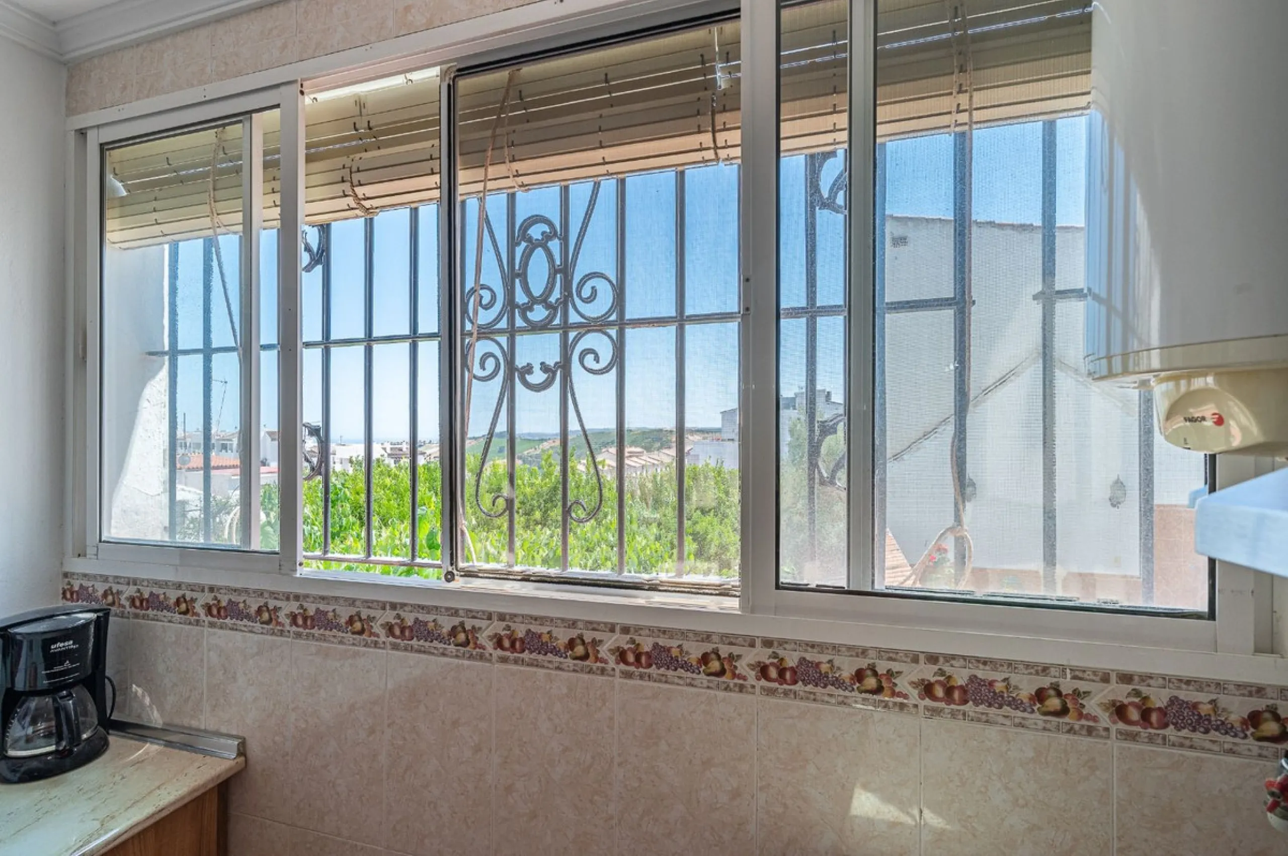 515 m2 building with 5 apartments and 1 fully equipped bar/cafeteria commercial space on Calle Mar, next to the Pharmacy, Tobacco Shop, Lottery Administration, Town Hall, Bars and Shops, in the heart of Manilva Pueblo, renovated in September 2024.
