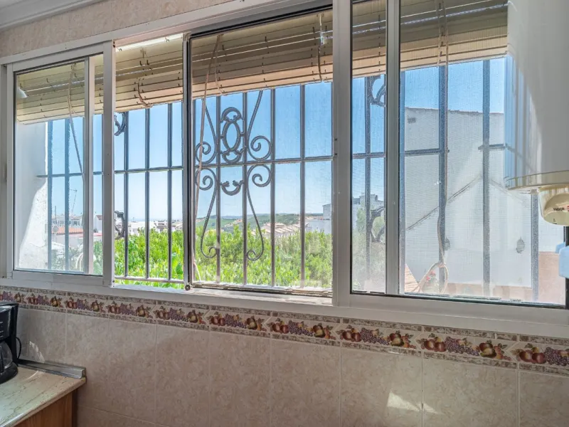 515 m2 building with 5 apartments and 1 fully equipped bar/cafeteria commercial space on Calle Mar, next to the Pharmacy, Tobacco Shop, Lottery Administration, Town Hall, Bars and Shops, in the heart of Manilva Pueblo, renovated in September 2024.