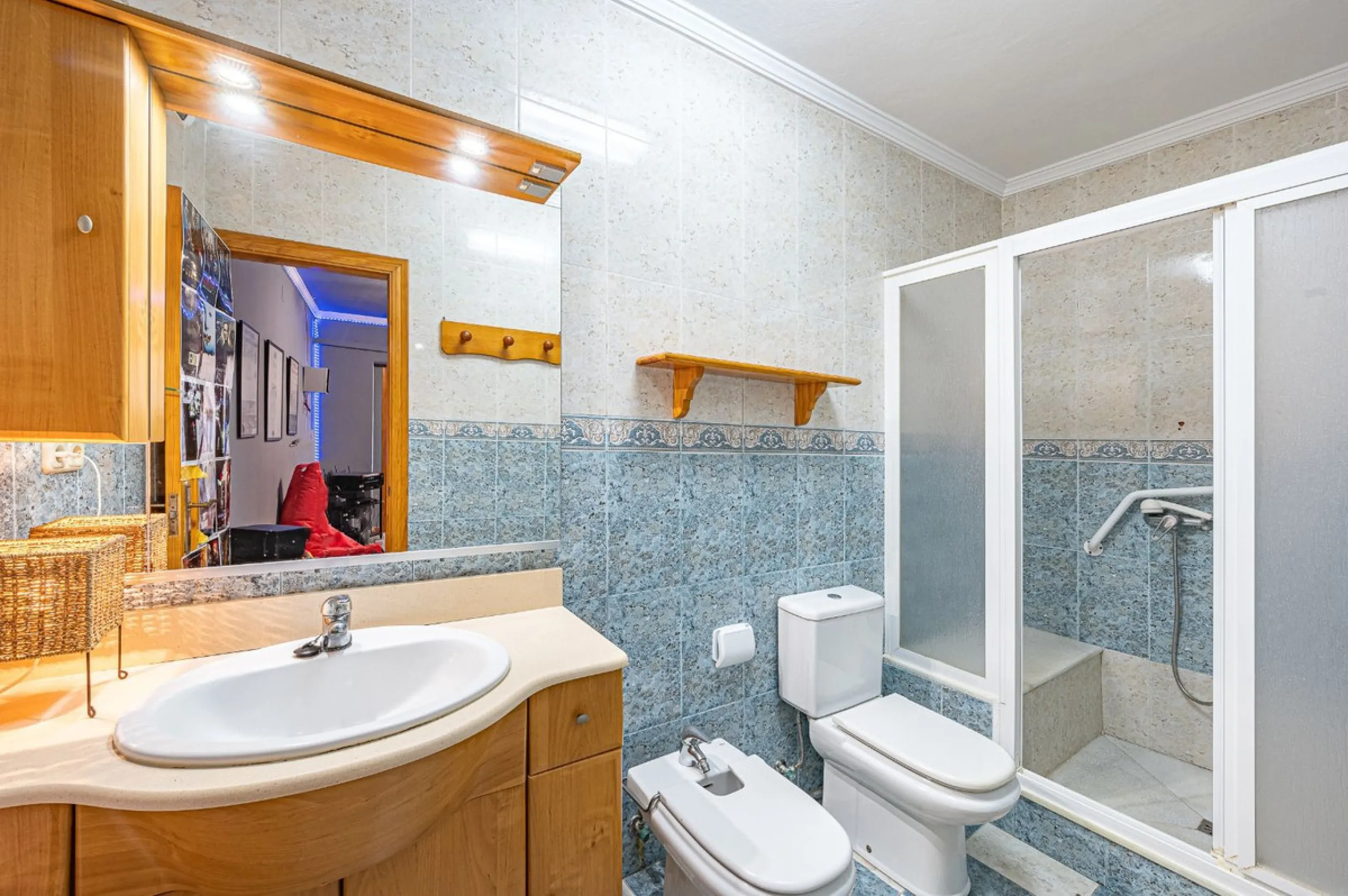 515 m2 building with 5 apartments and 1 fully equipped bar/cafeteria commercial space on Calle Mar, next to the Pharmacy, Tobacco Shop, Lottery Administration, Town Hall, Bars and Shops, in the heart of Manilva Pueblo, renovated in September 2024.