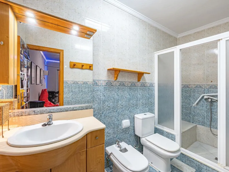 515 m2 building with 5 apartments and 1 fully equipped bar/cafeteria commercial space on Calle Mar, next to the Pharmacy, Tobacco Shop, Lottery Administration, Town Hall, Bars and Shops, in the heart of Manilva Pueblo, renovated in September 2024.