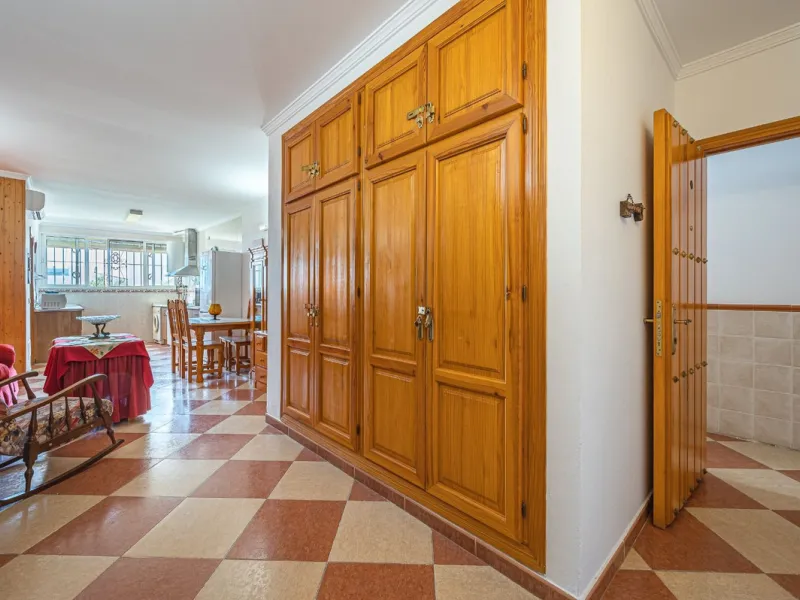 515 m2 building with 5 apartments and 1 fully equipped bar/cafeteria commercial space on Calle Mar, next to the Pharmacy, Tobacco Shop, Lottery Administration, Town Hall, Bars and Shops, in the heart of Manilva Pueblo, renovated in September 2024.