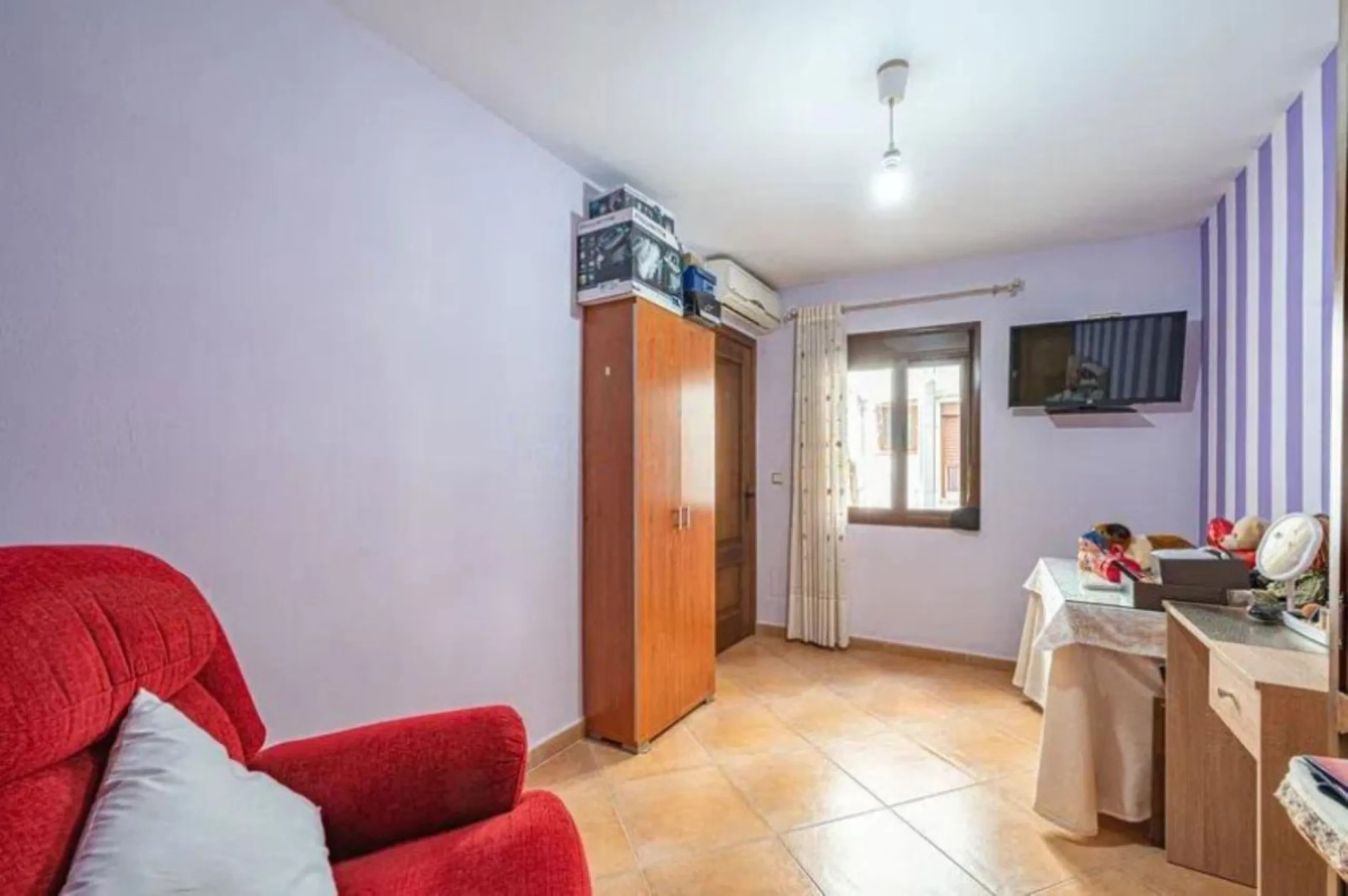 515 m2 building with 5 apartments and 1 fully equipped bar/cafeteria commercial space on Calle Mar, next to the Pharmacy, Tobacco Shop, Lottery Administration, Town Hall, Bars and Shops, in the heart of Manilva Pueblo, renovated in September 2024.