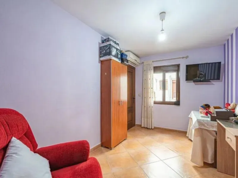 515 m2 building with 5 apartments and 1 fully equipped bar/cafeteria commercial space on Calle Mar, next to the Pharmacy, Tobacco Shop, Lottery Administration, Town Hall, Bars and Shops, in the heart of Manilva Pueblo, renovated in September 2024.