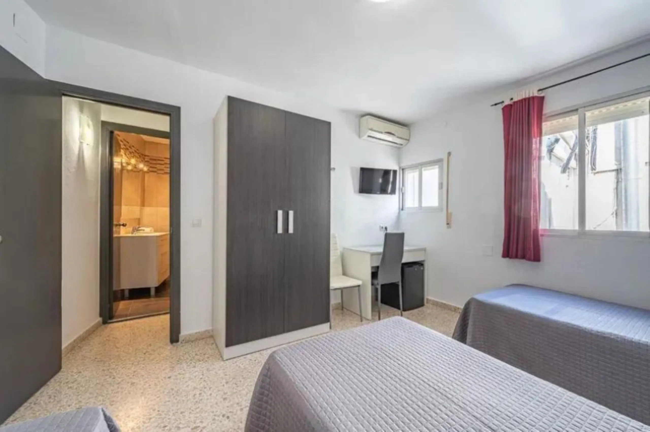 515 m2 building with 5 apartments and 1 fully equipped bar/cafeteria commercial space on Calle Mar, next to the Pharmacy, Tobacco Shop, Lottery Administration, Town Hall, Bars and Shops, in the heart of Manilva Pueblo, renovated in September 2024.