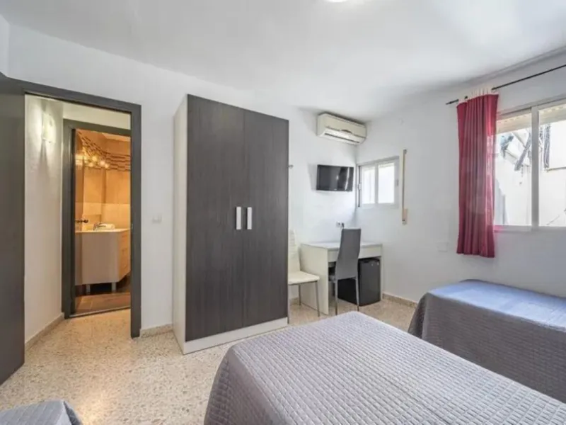 515 m2 building with 5 apartments and 1 fully equipped bar/cafeteria commercial space on Calle Mar, next to the Pharmacy, Tobacco Shop, Lottery Administration, Town Hall, Bars and Shops, in the heart of Manilva Pueblo, renovated in September 2024.