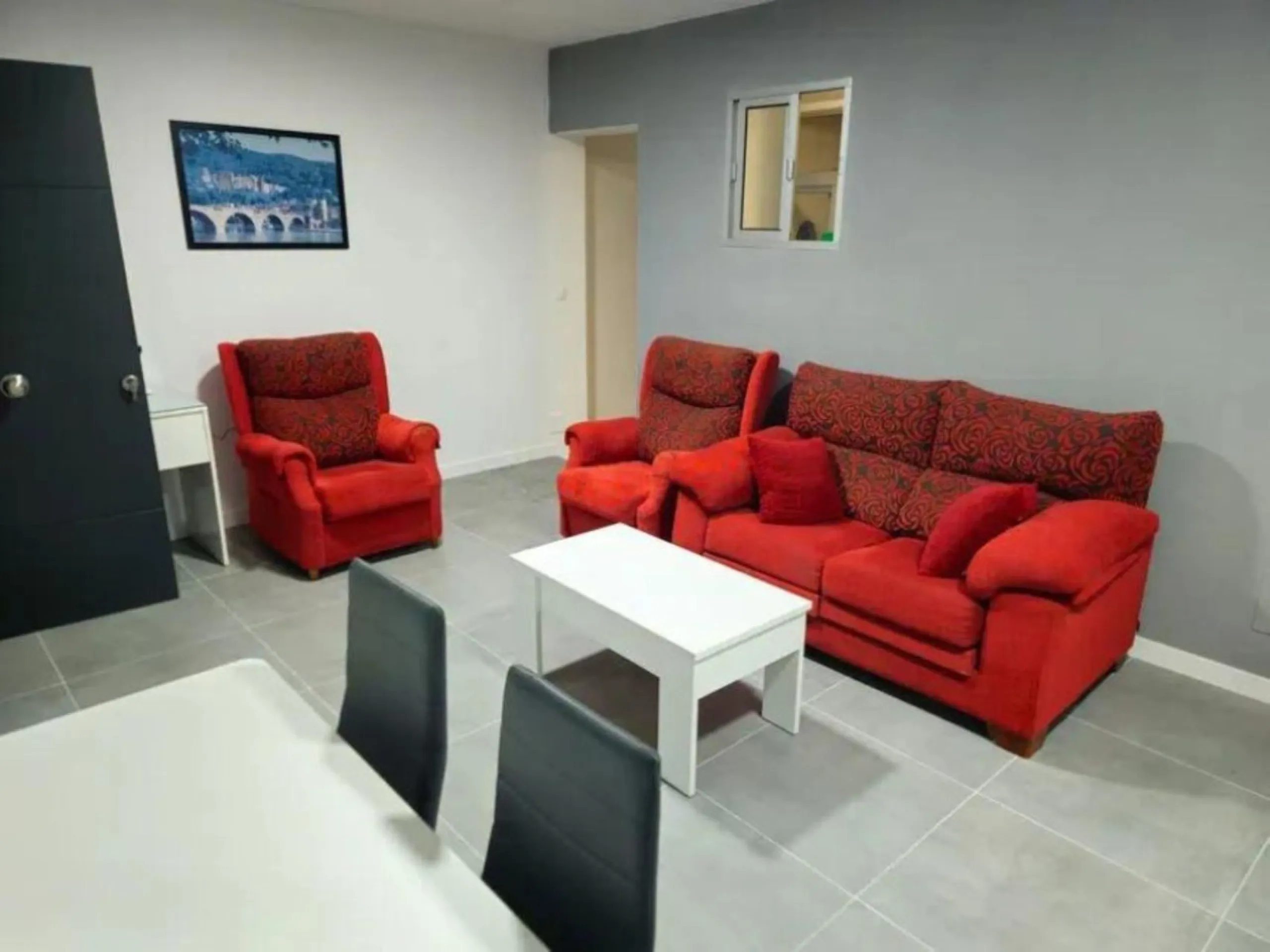 515 m2 building with 5 apartments and 1 fully equipped bar/cafeteria commercial space on Calle Mar, next to the Pharmacy, Tobacco Shop, Lottery Administration, Town Hall, Bars and Shops, in the heart of Manilva Pueblo, renovated in September 2024.