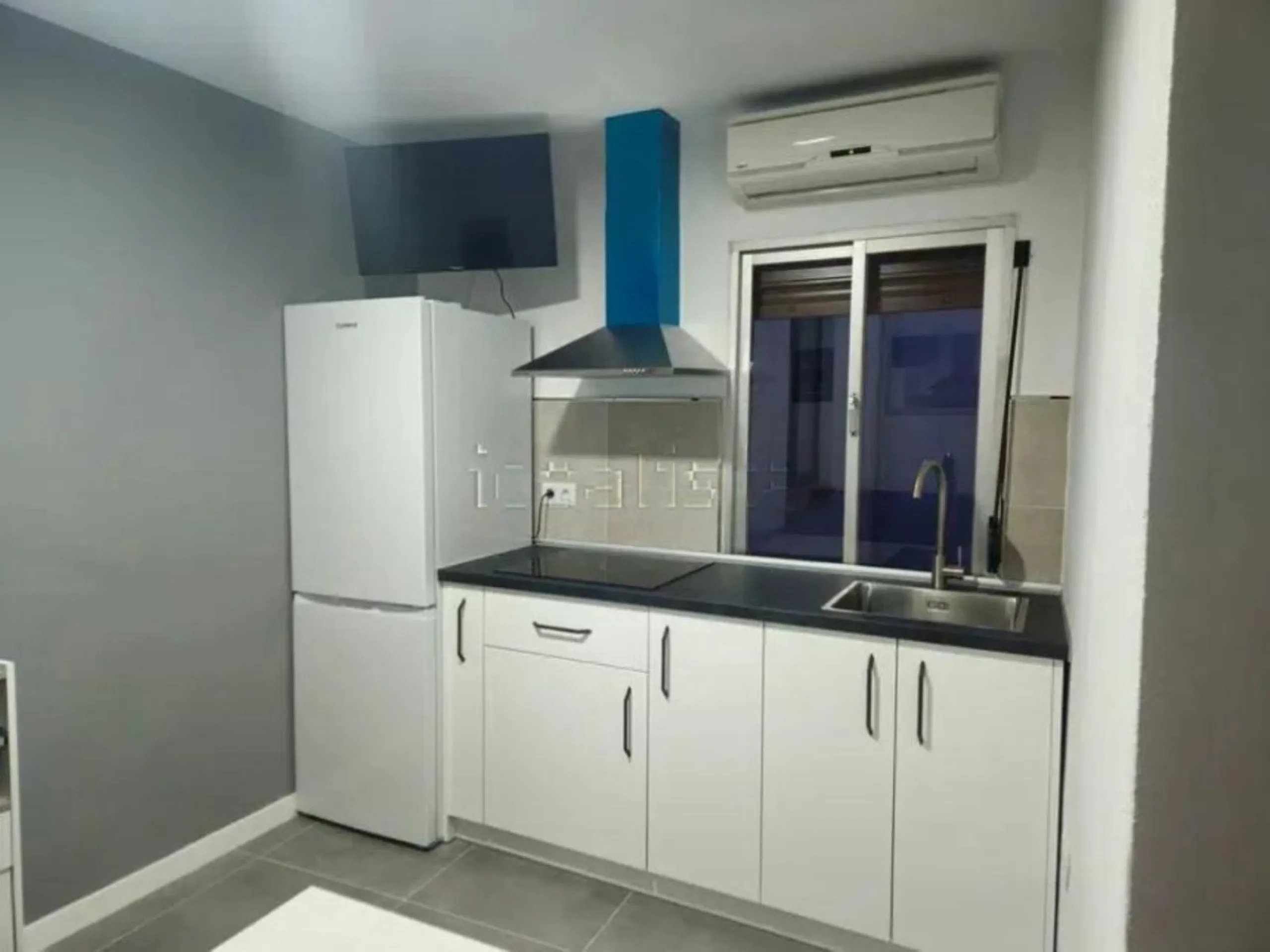 515 m2 building with 5 apartments and 1 fully equipped bar/cafeteria commercial space on Calle Mar, next to the Pharmacy, Tobacco Shop, Lottery Administration, Town Hall, Bars and Shops, in the heart of Manilva Pueblo, renovated in September 2024.