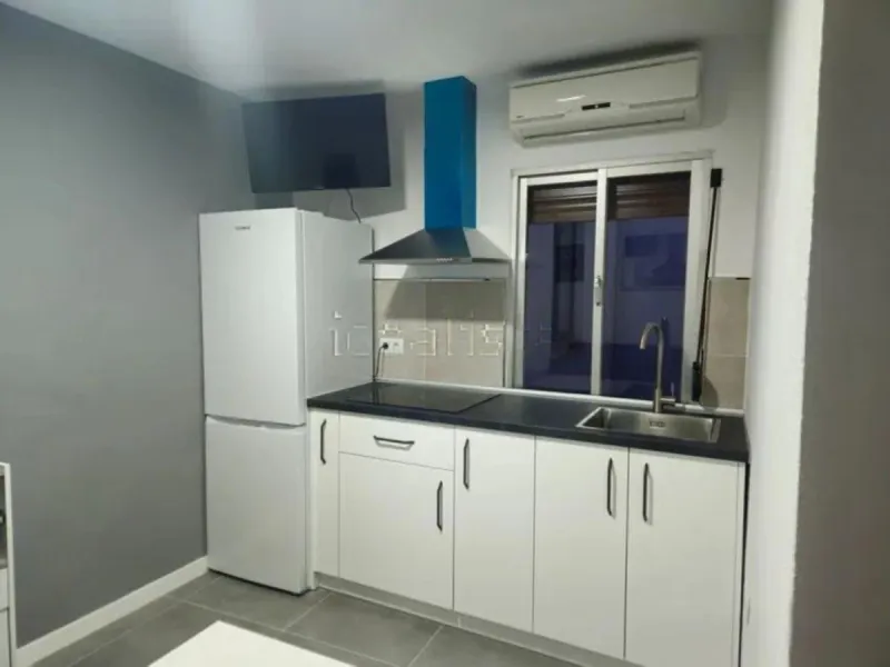 515 m2 building with 5 apartments and 1 fully equipped bar/cafeteria commercial space on Calle Mar, next to the Pharmacy, Tobacco Shop, Lottery Administration, Town Hall, Bars and Shops, in the heart of Manilva Pueblo, renovated in September 2024.