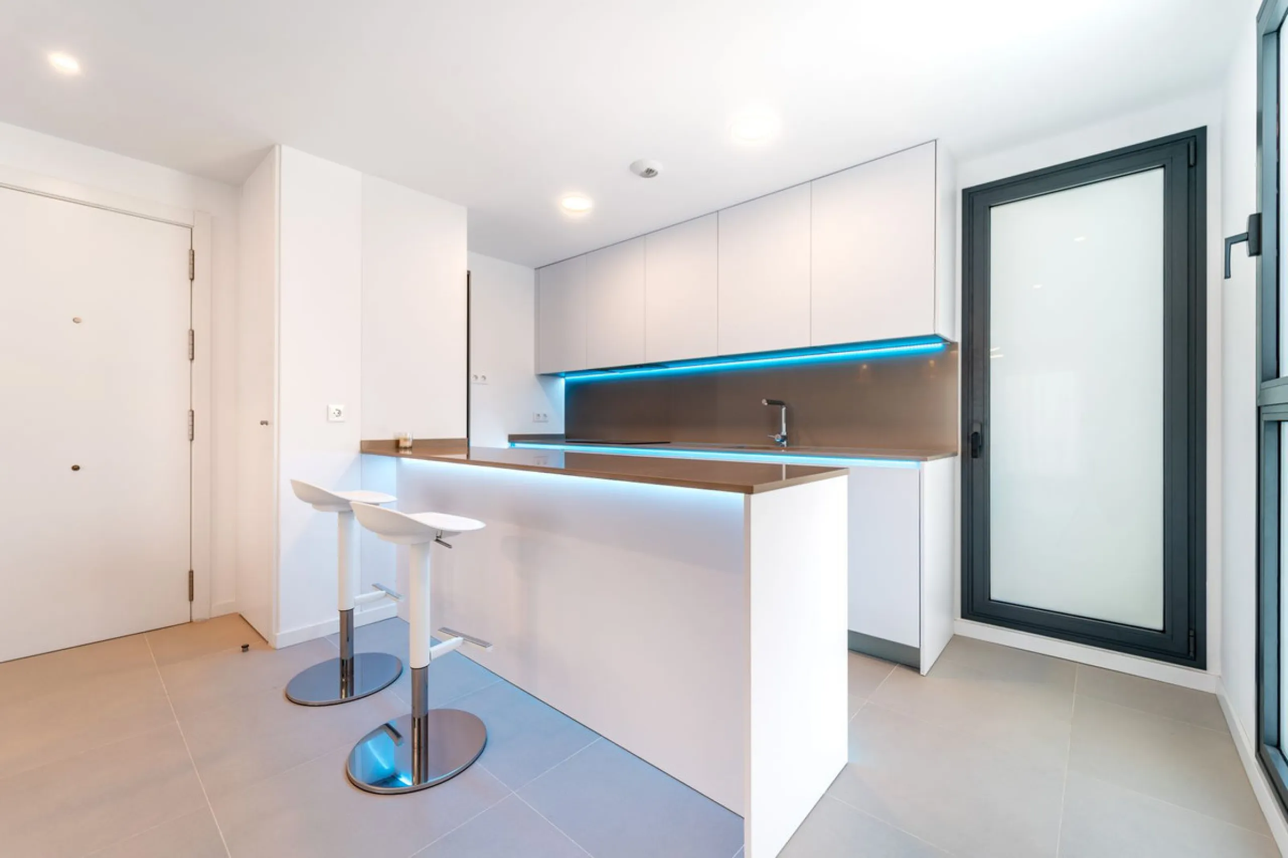 THE APARTMENT IS NOW RENTED FOR LONG TERM. IT CAN BE PURCHASED WITH THE CURRENT LEASE CONTRACT.