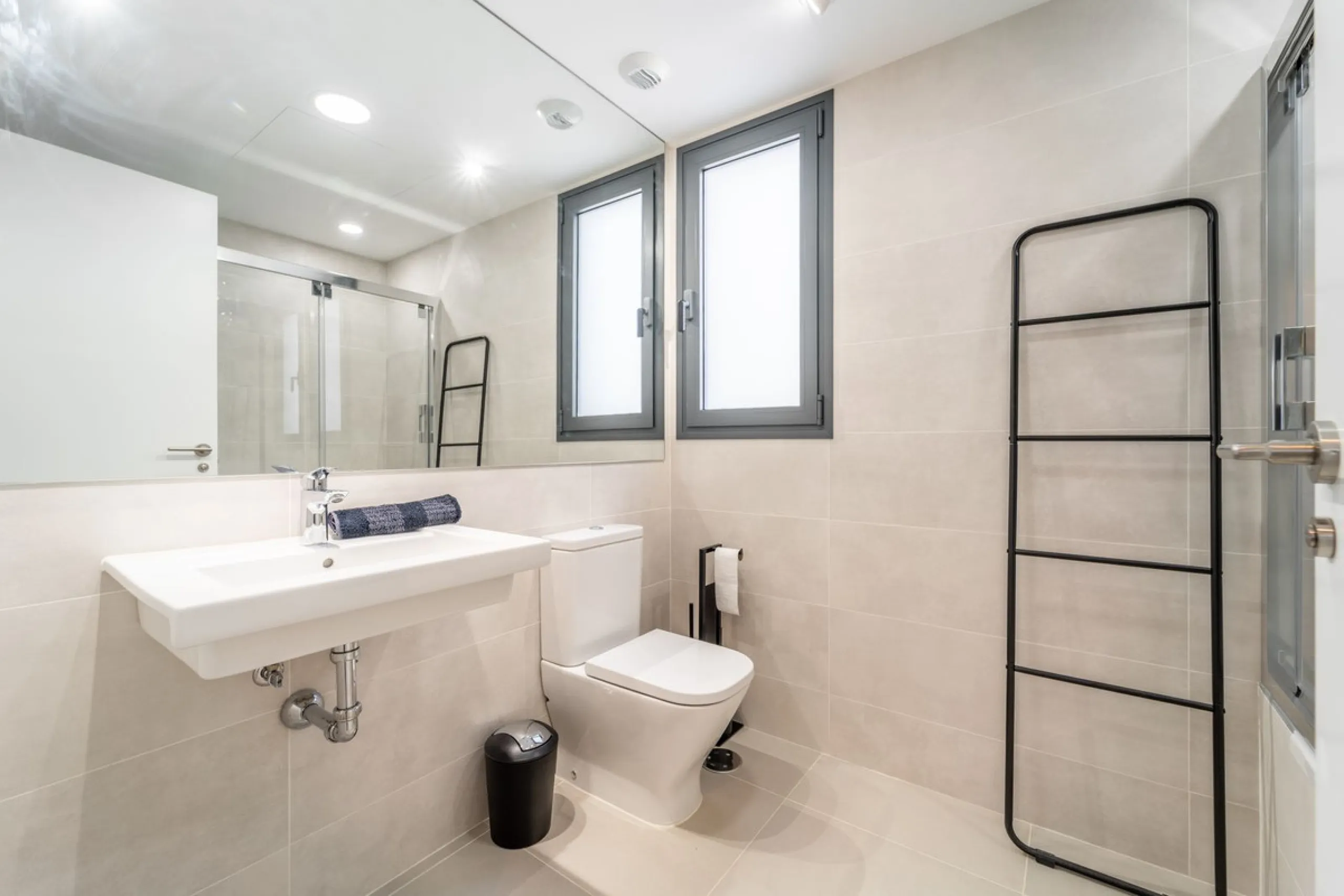 THE APARTMENT IS NOW RENTED FOR LONG TERM. IT CAN BE PURCHASED WITH THE CURRENT LEASE CONTRACT.
