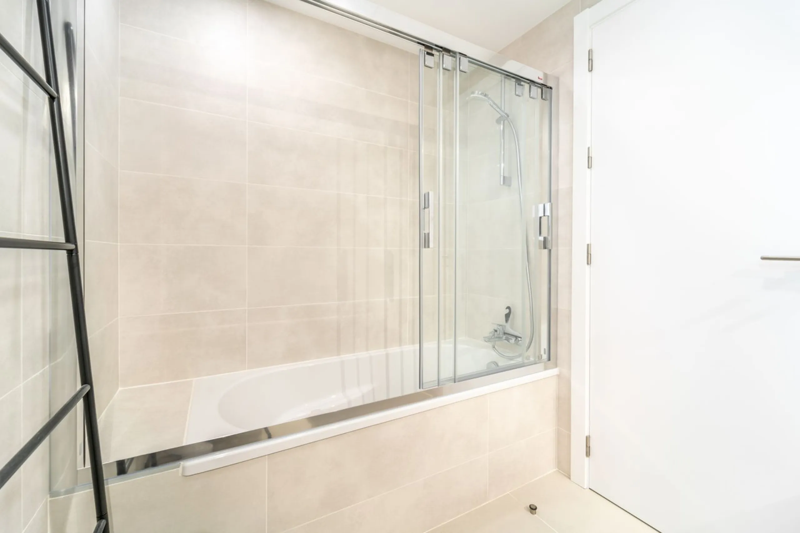 THE APARTMENT IS NOW RENTED FOR LONG TERM. IT CAN BE PURCHASED WITH THE CURRENT LEASE CONTRACT.