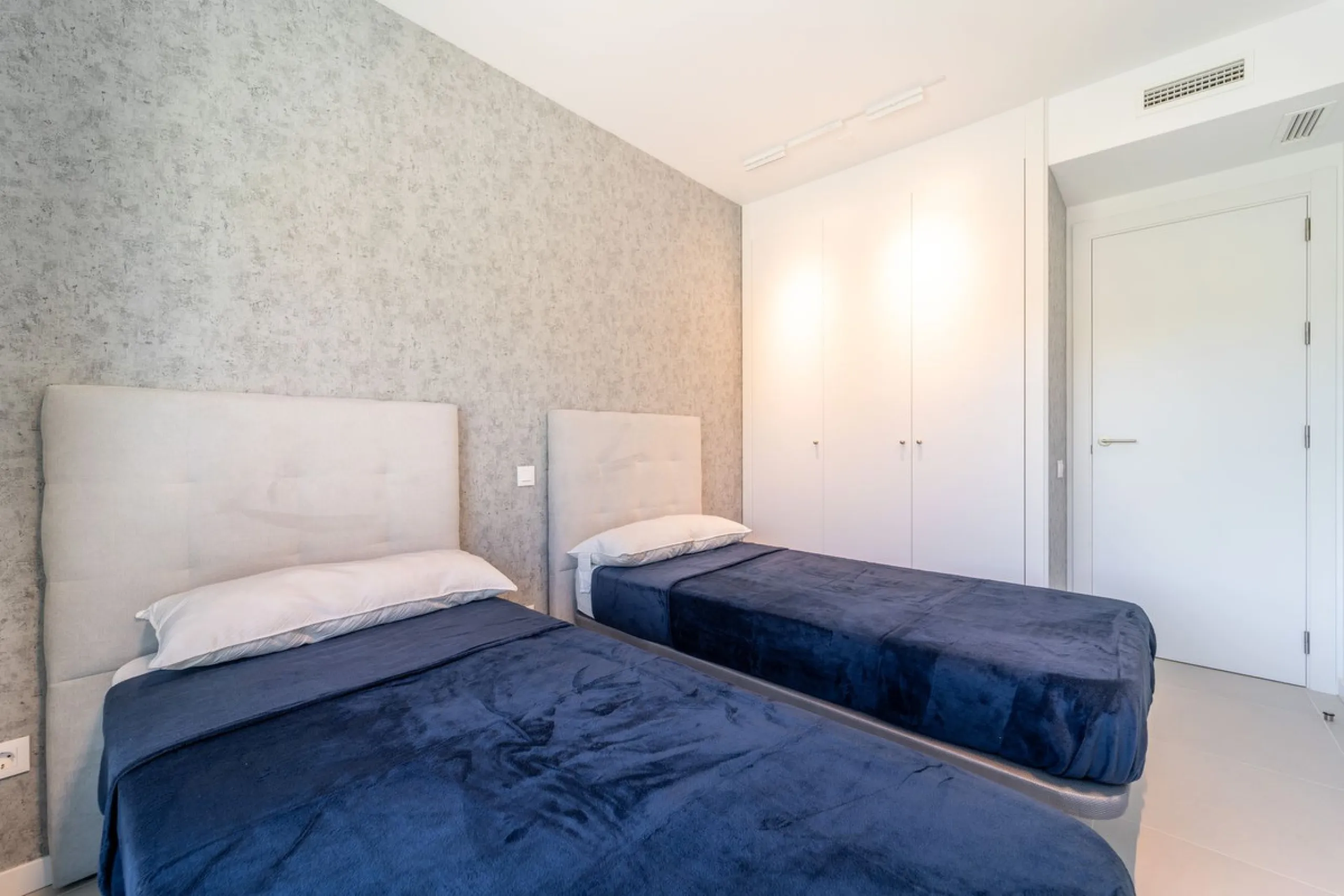 THE APARTMENT IS NOW RENTED FOR LONG TERM. IT CAN BE PURCHASED WITH THE CURRENT LEASE CONTRACT.