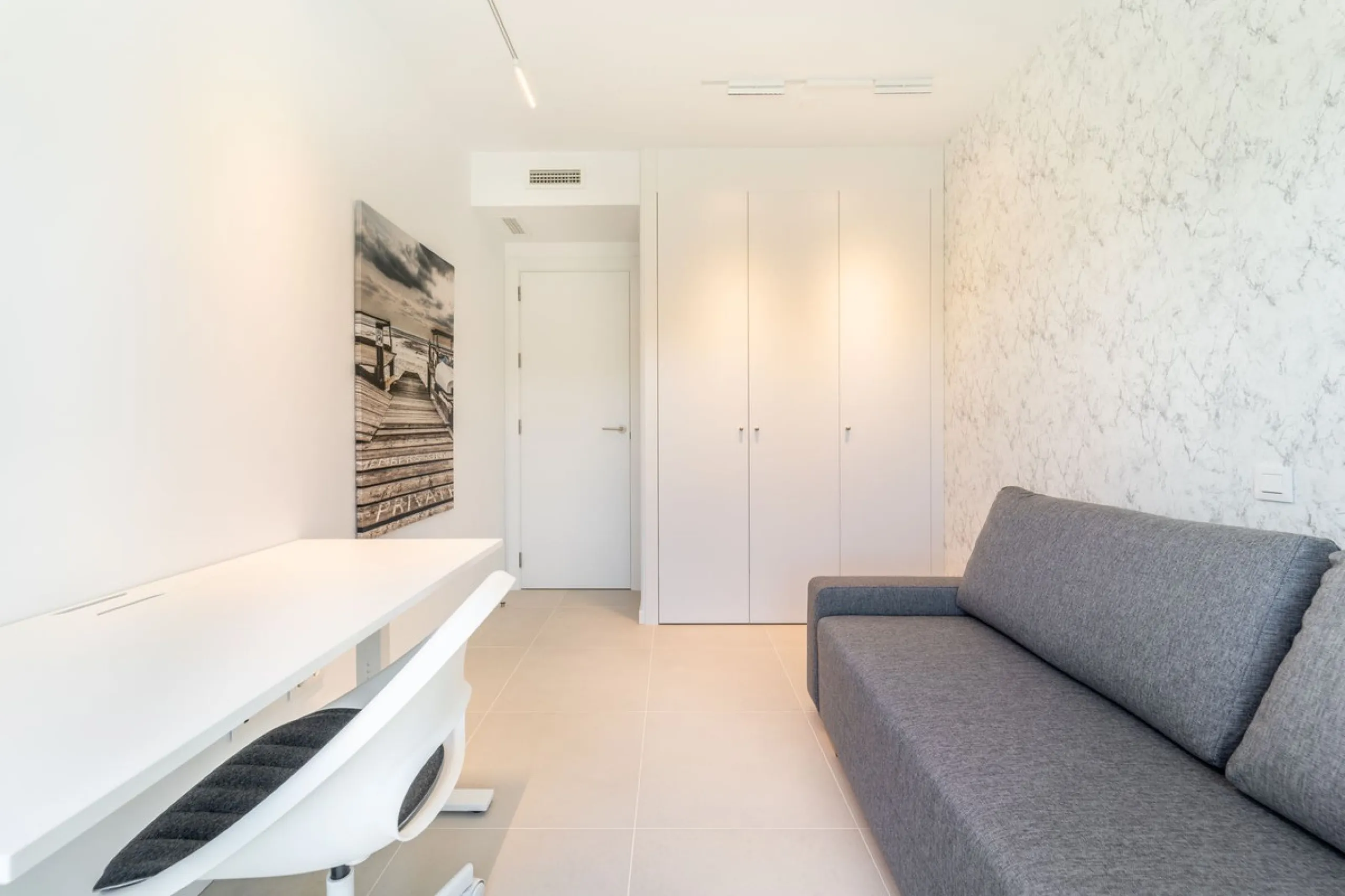 THE APARTMENT IS NOW RENTED FOR LONG TERM. IT CAN BE PURCHASED WITH THE CURRENT LEASE CONTRACT.