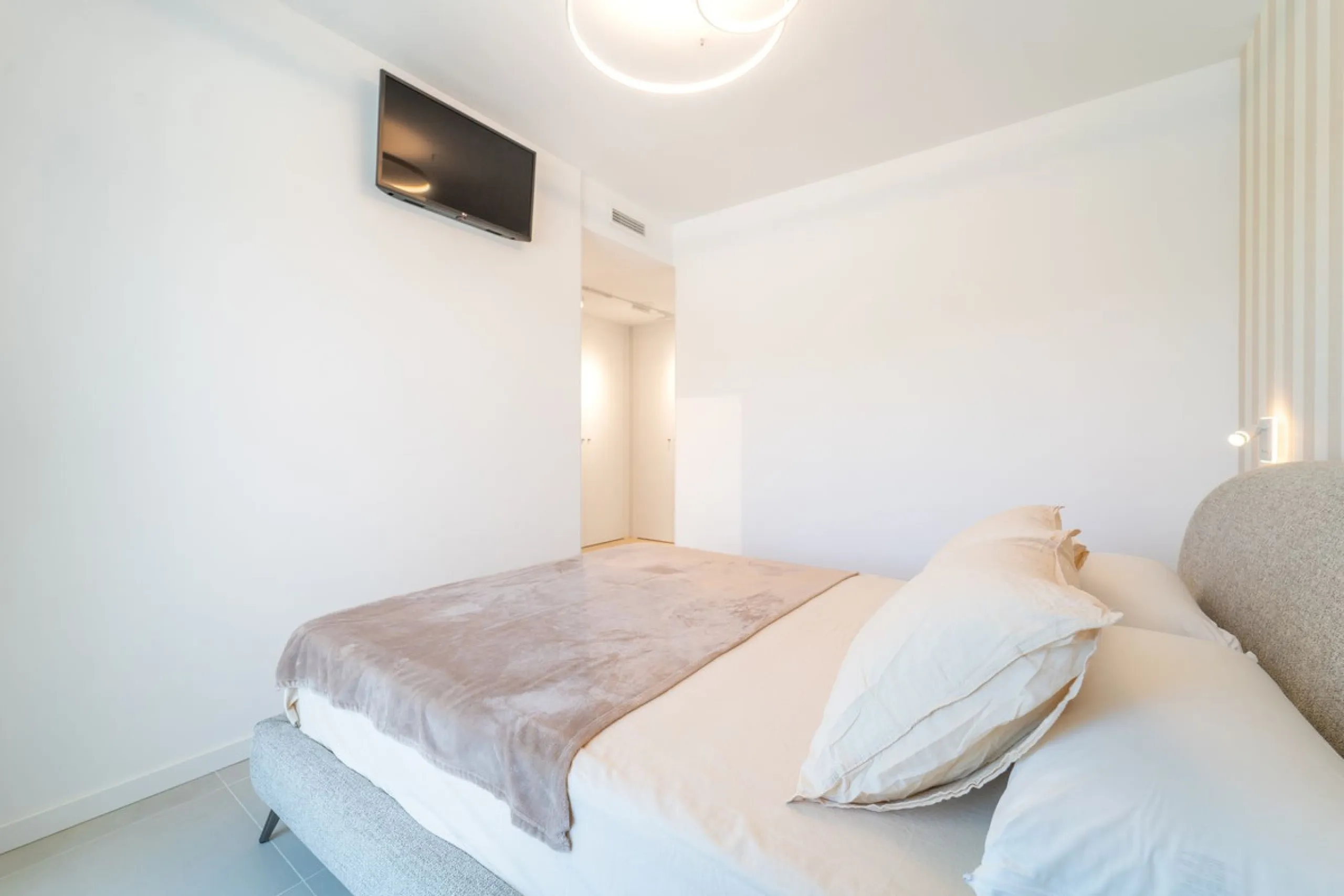 THE APARTMENT IS NOW RENTED FOR LONG TERM. IT CAN BE PURCHASED WITH THE CURRENT LEASE CONTRACT.