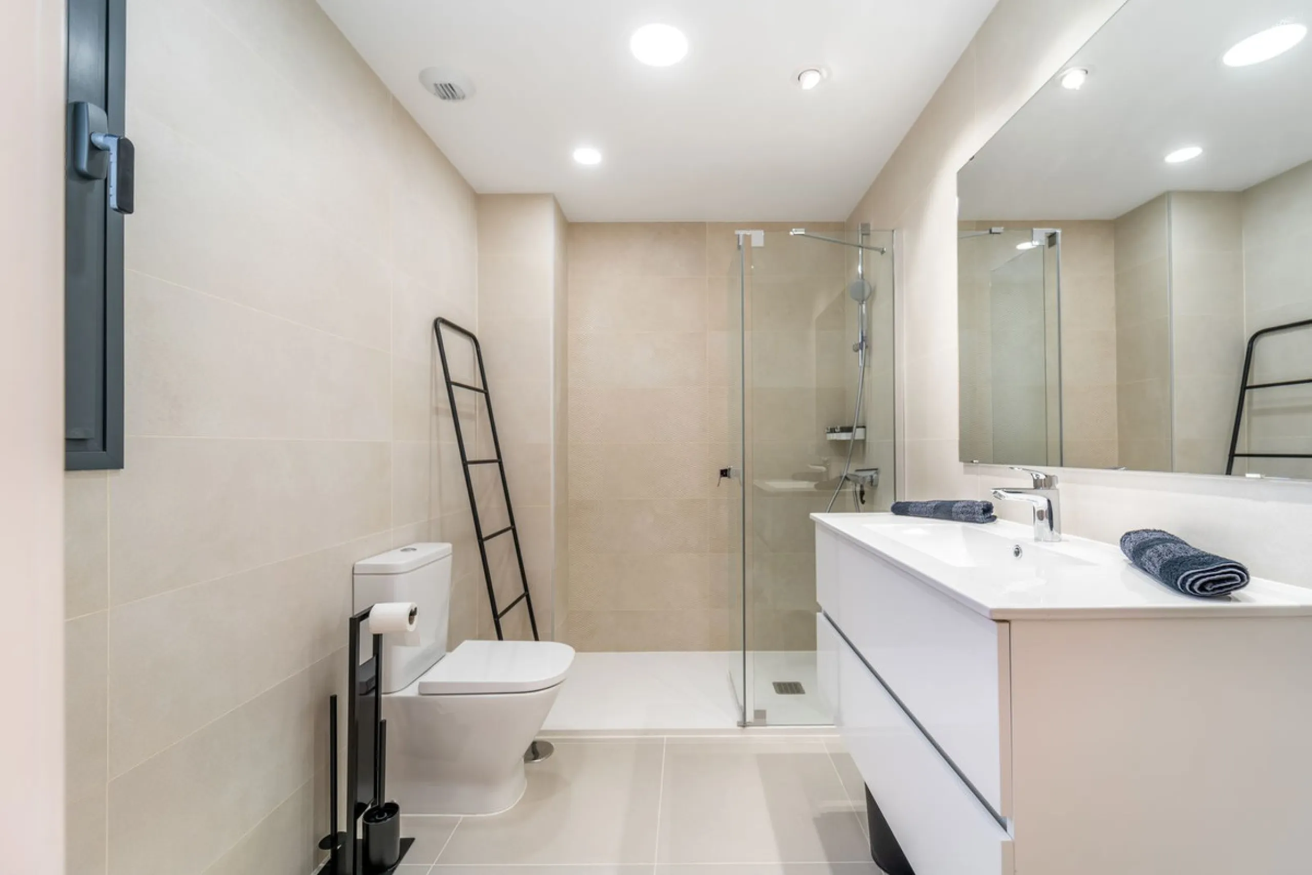 THE APARTMENT IS NOW RENTED FOR LONG TERM. IT CAN BE PURCHASED WITH THE CURRENT LEASE CONTRACT.
