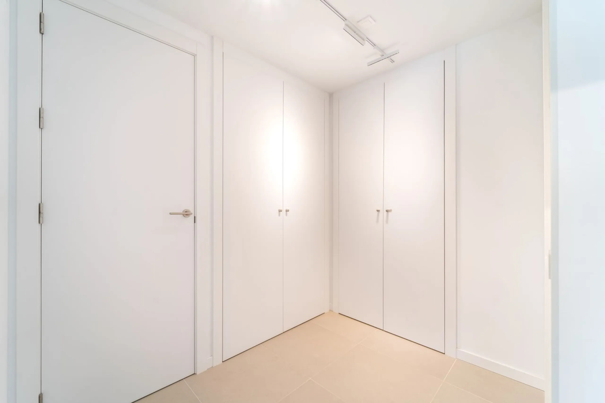 THE APARTMENT IS NOW RENTED FOR LONG TERM. IT CAN BE PURCHASED WITH THE CURRENT LEASE CONTRACT.