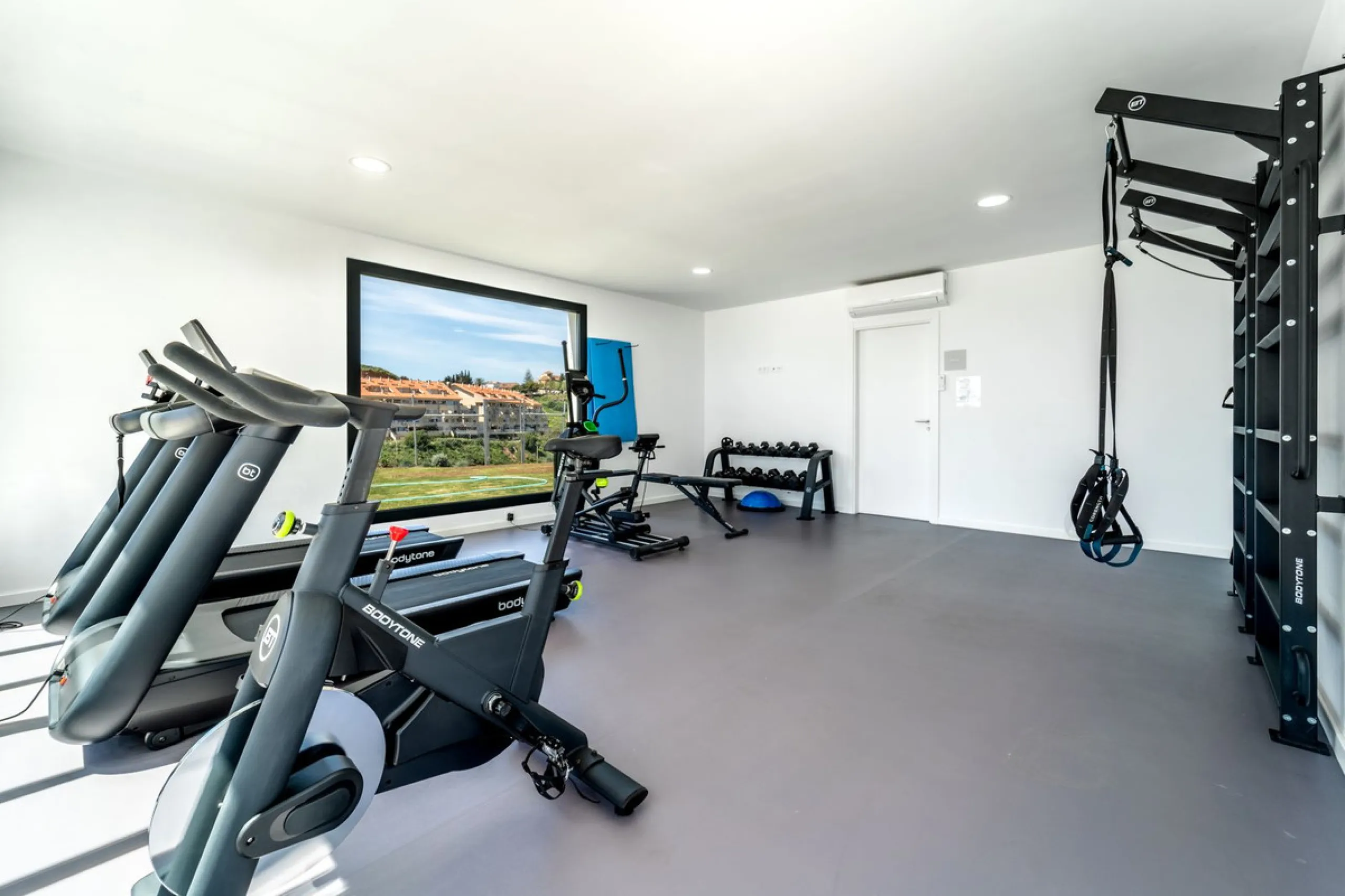 THE APARTMENT IS NOW RENTED FOR LONG TERM. IT CAN BE PURCHASED WITH THE CURRENT LEASE CONTRACT.