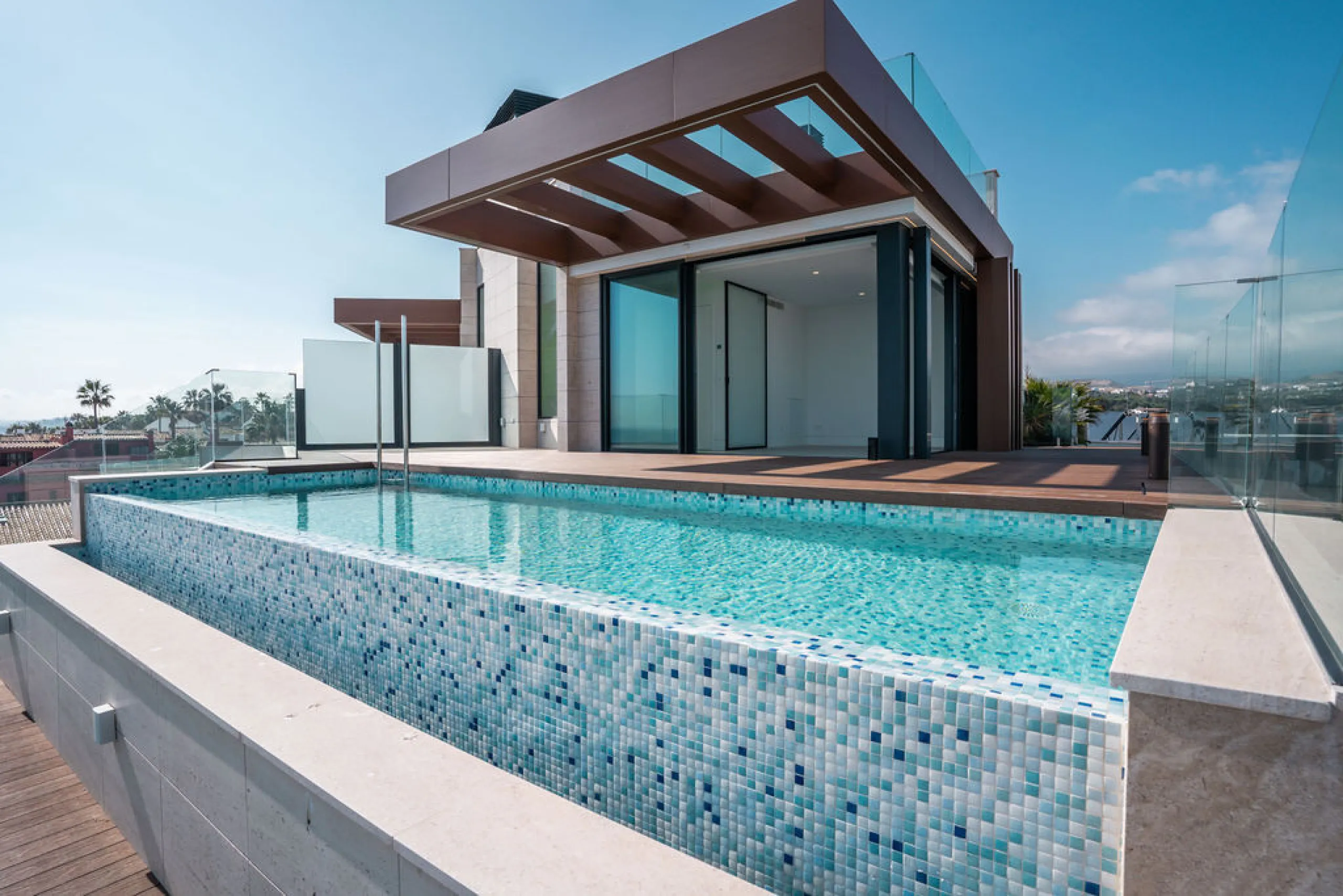 Apartment - Penthouse Duplex в продаже в Estepona, Málaga. В доме 4 спален и 5 ванных комнат. Площадь дома 199 м²