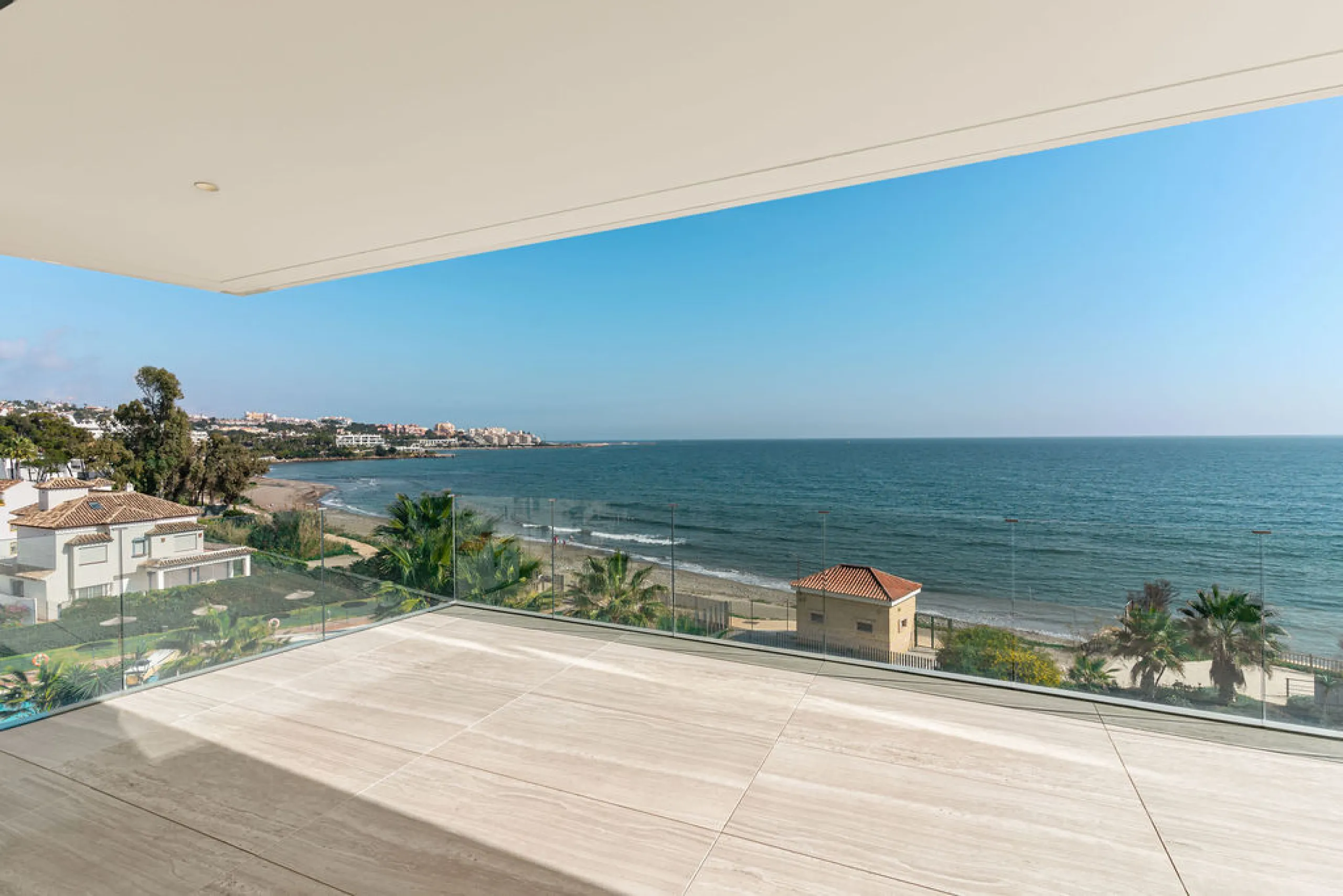 Apartment - Penthouse Duplex в продаже в Estepona, Málaga. В доме 4 спален и 5 ванных комнат. Площадь дома 199 м²