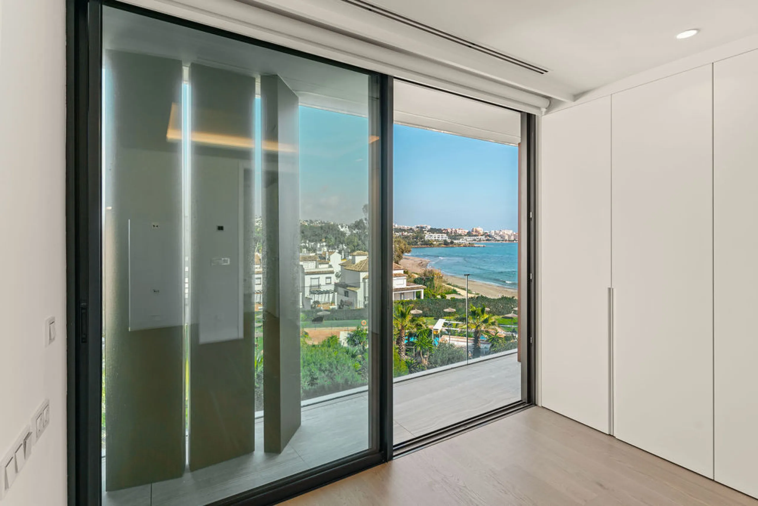 Apartment - Penthouse Duplex в продаже в Estepona, Málaga. В доме 4 спален и 5 ванных комнат. Площадь дома 199 м²