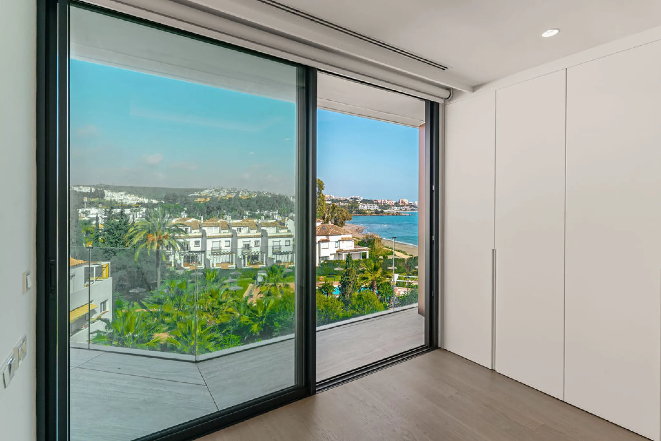 Apartment - Penthouse Duplex в продаже в Estepona, Málaga. В доме 4 спален и 5 ванных комнат. Площадь дома 199 м²