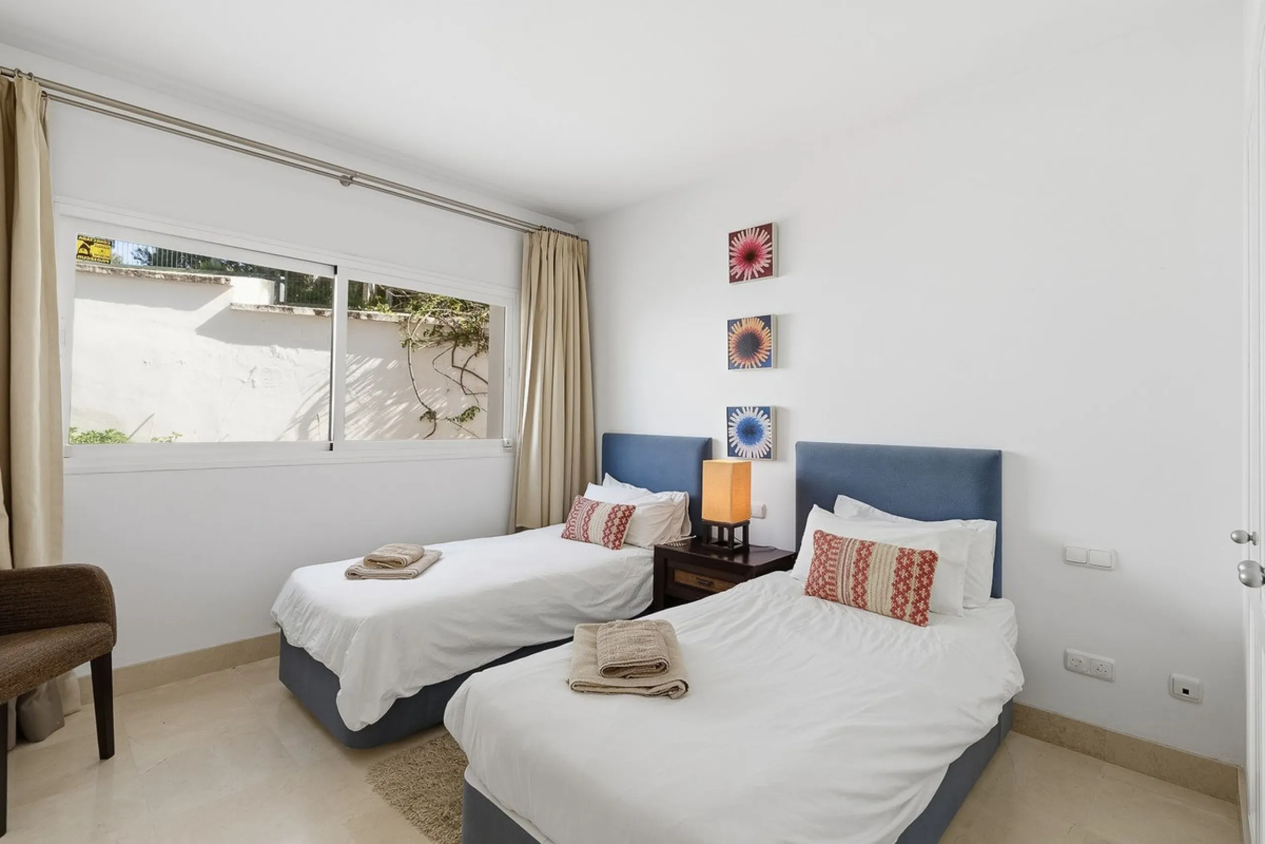 This beautifully presented south-facing three-bedroom ground floor apartment is located in one of the most sought-after communities in Nueva Andalucía, Las Tortugas de Aloha. The property has been furnished to a high standard throughout, combining comfort