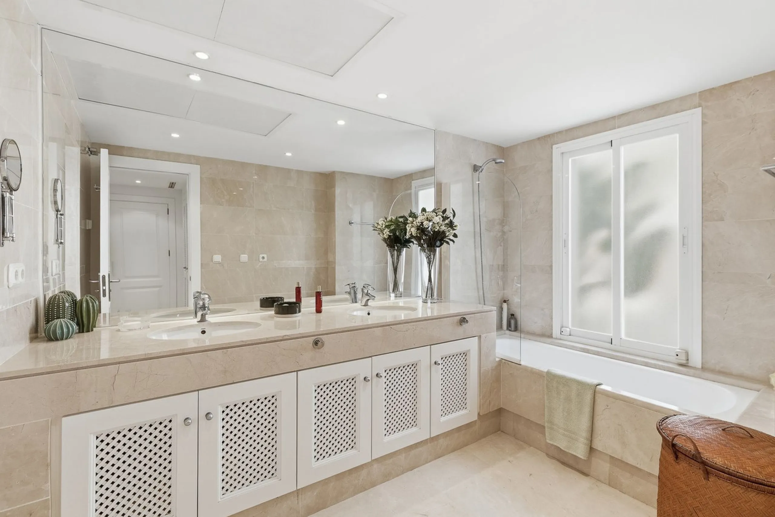 This beautifully presented south-facing three-bedroom ground floor apartment is located in one of the most sought-after communities in Nueva Andalucía, Las Tortugas de Aloha. The property has been furnished to a high standard throughout, combining comfort