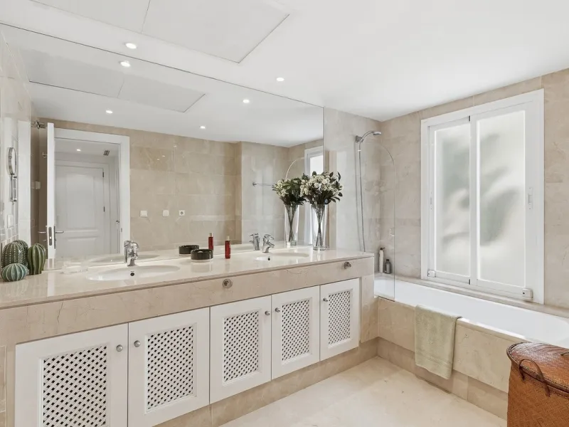 This beautifully presented south-facing three-bedroom ground floor apartment is located in one of the most sought-after communities in Nueva Andalucía, Las Tortugas de Aloha. The property has been furnished to a high standard throughout, combining comfort