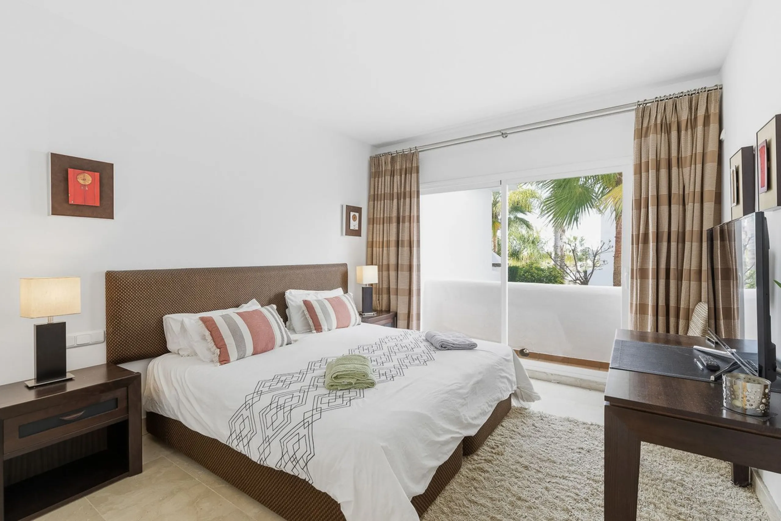 This beautifully presented south-facing three-bedroom ground floor apartment is located in one of the most sought-after communities in Nueva Andalucía, Las Tortugas de Aloha. The property has been furnished to a high standard throughout, combining comfort