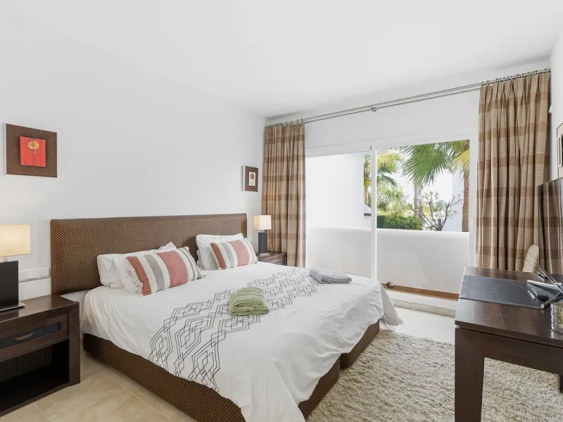 This beautifully presented south-facing three-bedroom ground floor apartment is located in one of the most sought-after communities in Nueva Andalucía, Las Tortugas de Aloha. The property has been furnished to a high standard throughout, combining comfort