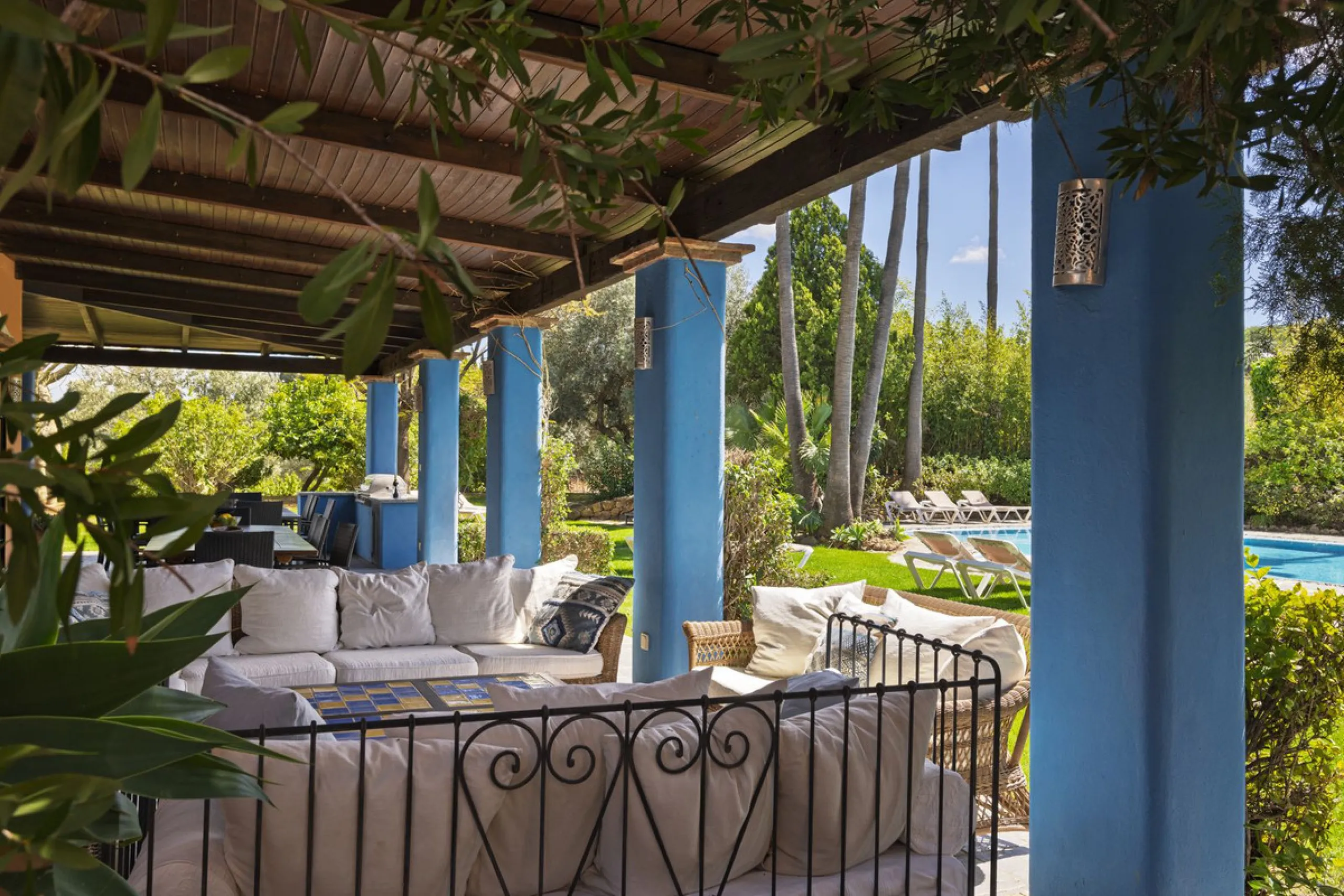 This magnificent finca offers the best of both worlds a luxurious, stylish property in a tranquil setting close to everything you need. Just five minutes driving from Alhaurin el Grande and 25 minutesfrom the airport. Perfect access, lovely views to the c