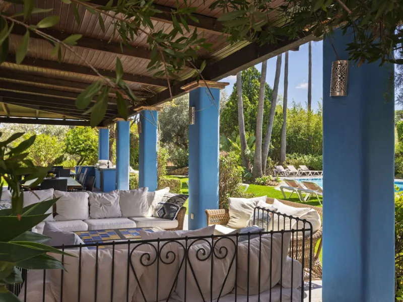 This magnificent finca offers the best of both worlds a luxurious, stylish property in a tranquil setting close to everything you need. Just five minutes driving from Alhaurin el Grande and 25 minutesfrom the airport. Perfect access, lovely views to the c