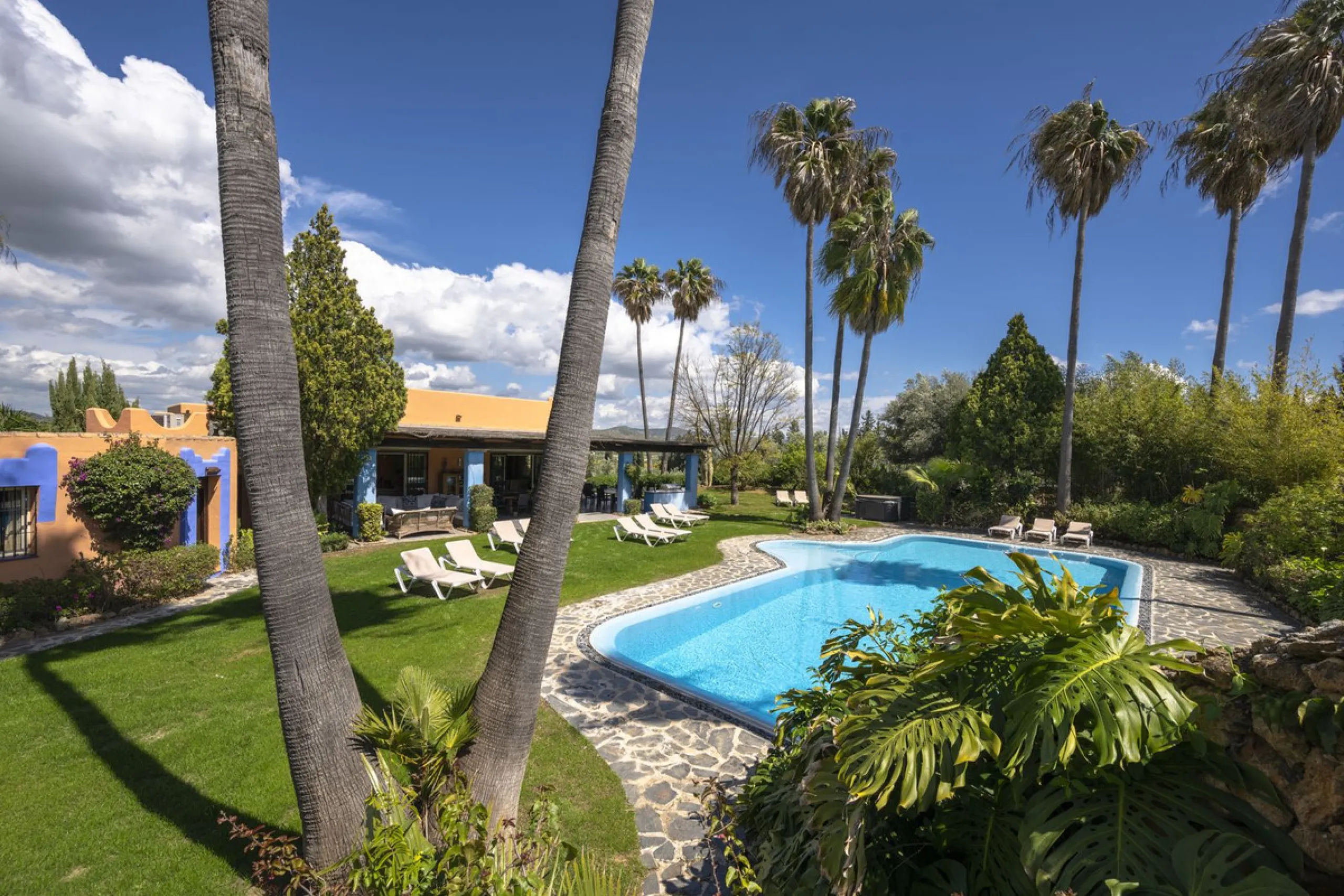 This magnificent finca offers the best of both worlds a luxurious, stylish property in a tranquil setting close to everything you need. Just five minutes driving from Alhaurin el Grande and 25 minutesfrom the airport. Perfect access, lovely views to the c
