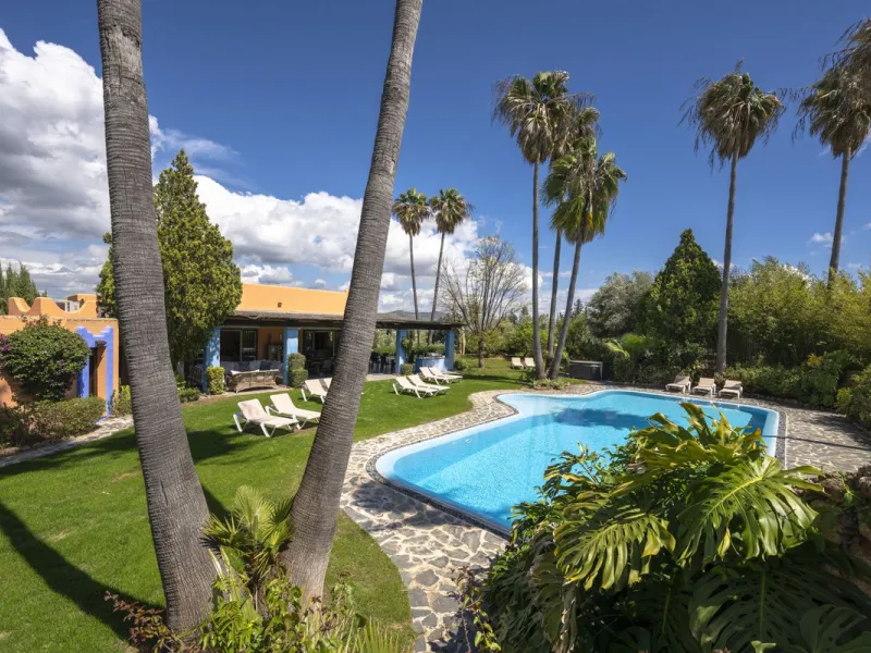 This magnificent finca offers the best of both worlds a luxurious, stylish property in a tranquil setting close to everything you need. Just five minutes driving from Alhaurin el Grande and 25 minutesfrom the airport. Perfect access, lovely views to the c