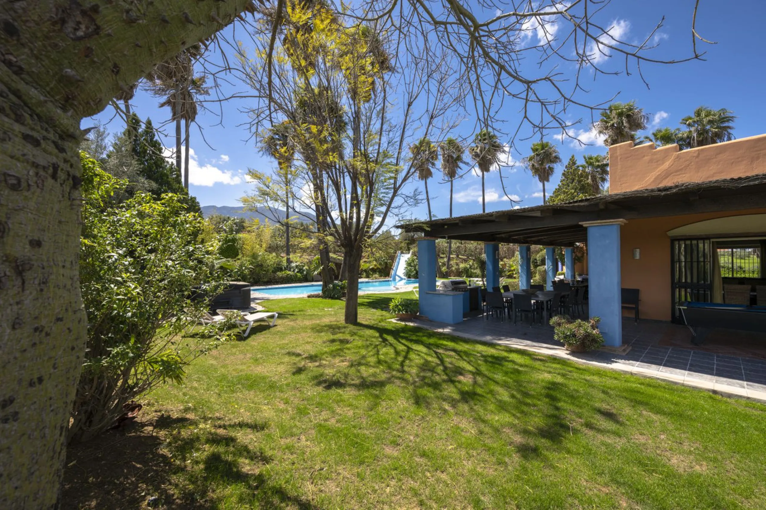 This magnificent finca offers the best of both worlds a luxurious, stylish property in a tranquil setting close to everything you need. Just five minutes driving from Alhaurin el Grande and 25 minutesfrom the airport. Perfect access, lovely views to the c