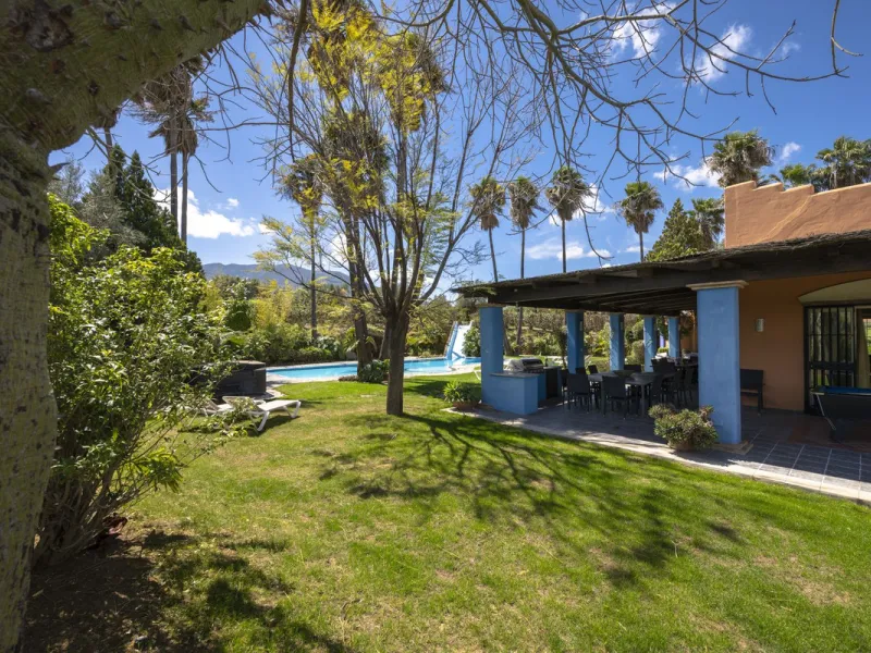 This magnificent finca offers the best of both worlds a luxurious, stylish property in a tranquil setting close to everything you need. Just five minutes driving from Alhaurin el Grande and 25 minutesfrom the airport. Perfect access, lovely views to the c