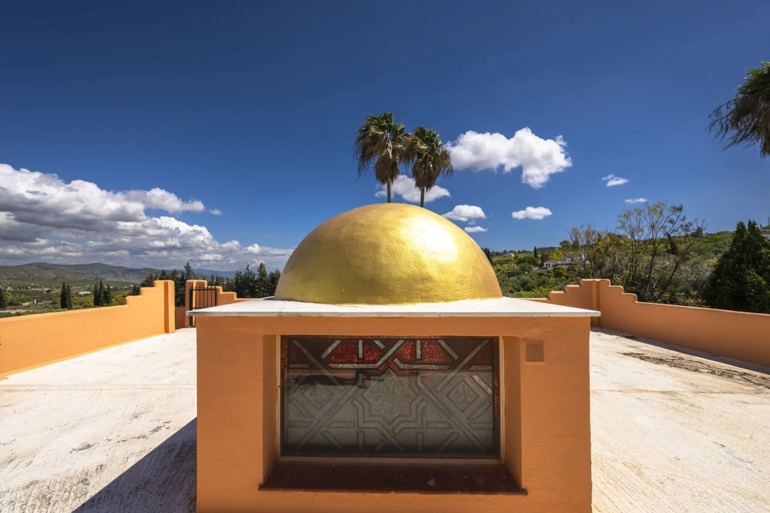 This magnificent finca offers the best of both worlds a luxurious, stylish property in a tranquil setting close to everything you need. Just five minutes driving from Alhaurin el Grande and 25 minutesfrom the airport. Perfect access, lovely views to the c