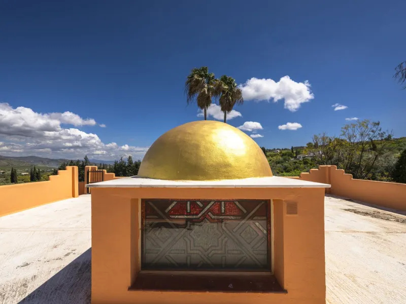 This magnificent finca offers the best of both worlds a luxurious, stylish property in a tranquil setting close to everything you need. Just five minutes driving from Alhaurin el Grande and 25 minutesfrom the airport. Perfect access, lovely views to the c